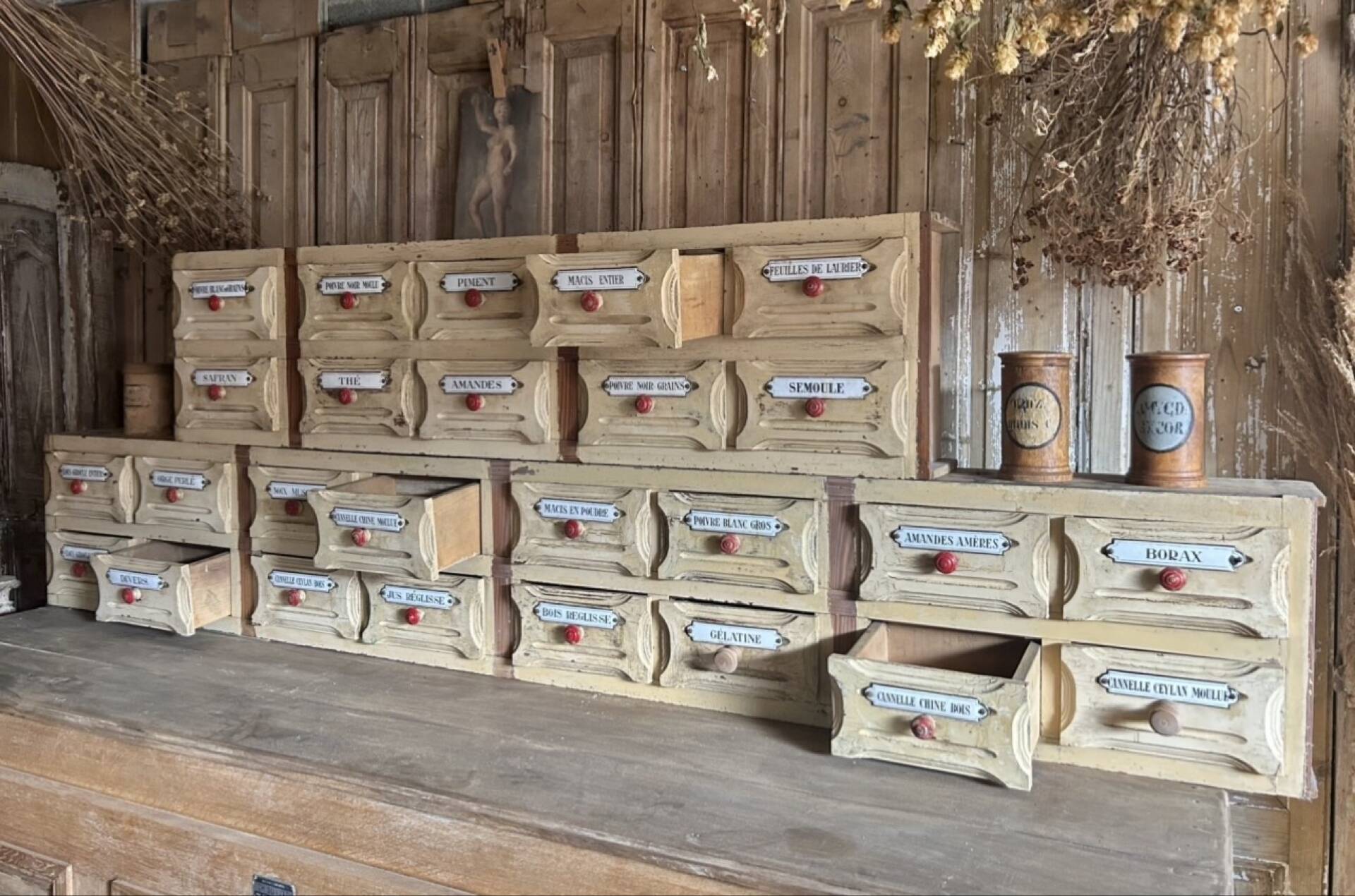 Exceptionnel Meuble D’épicerie Ancien À Plaques Émaillées D’origine