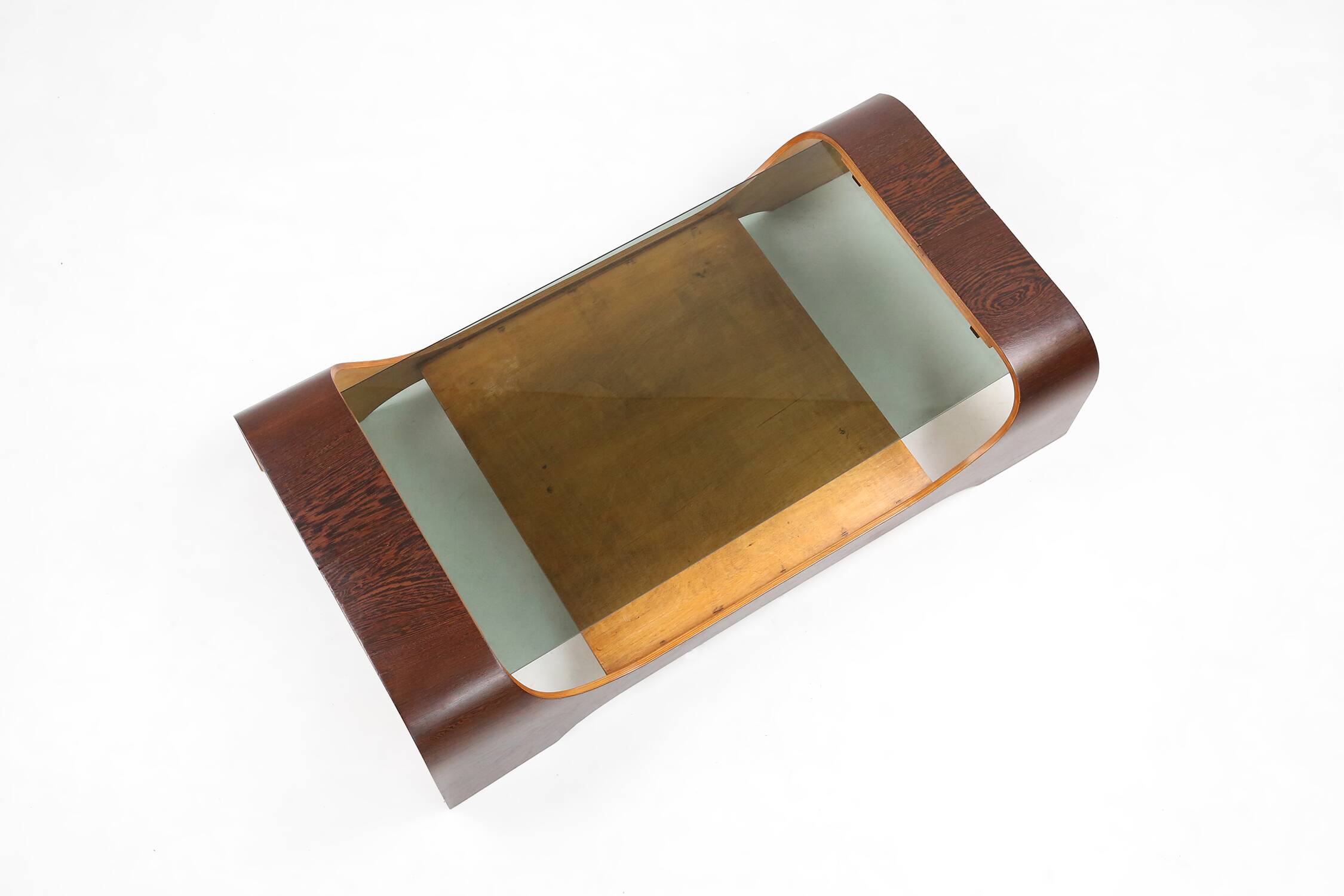Table basse française du milieu du siècle en contreplaqué wengé courbé avec plateau en verre, années 1960