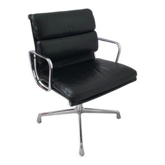 Fauteuil EA208 soft pad Charles et Ray Eames édition Herman Miller