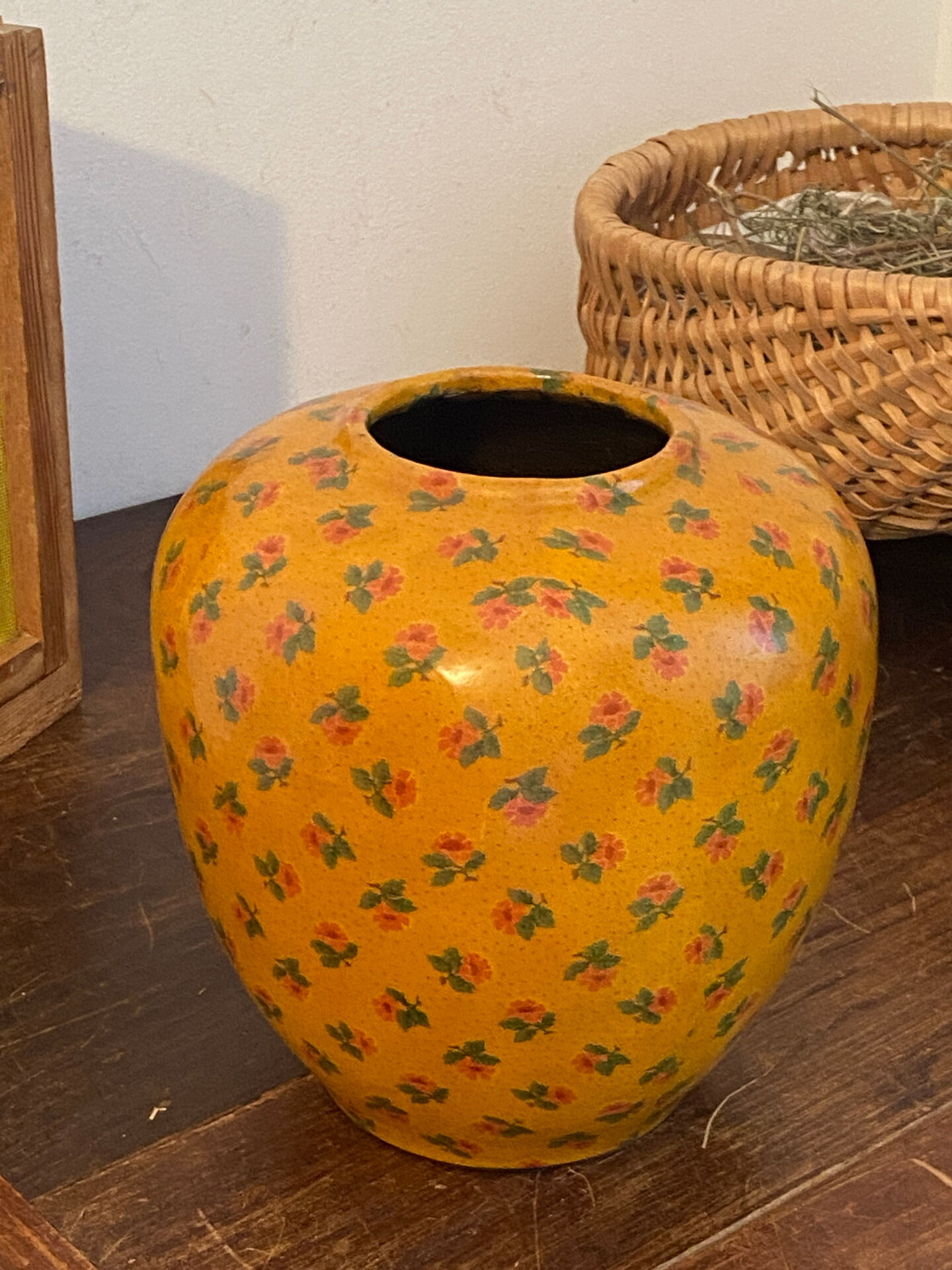 Vase en terre cuite, décor floral