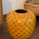 Vase en terre cuite, décor floral