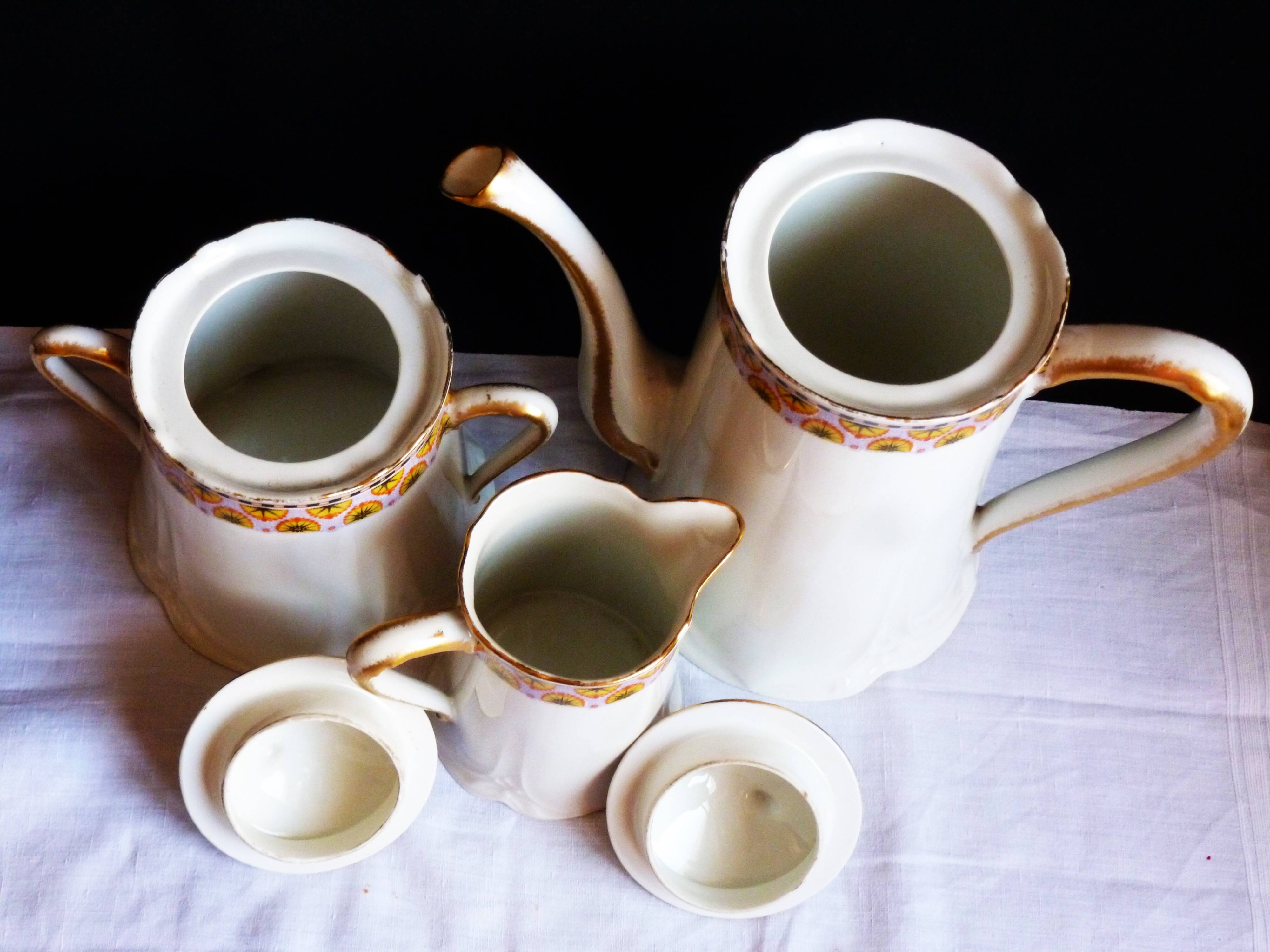 Art Deco coffee service in Limoges porcelain, 23 pieces.