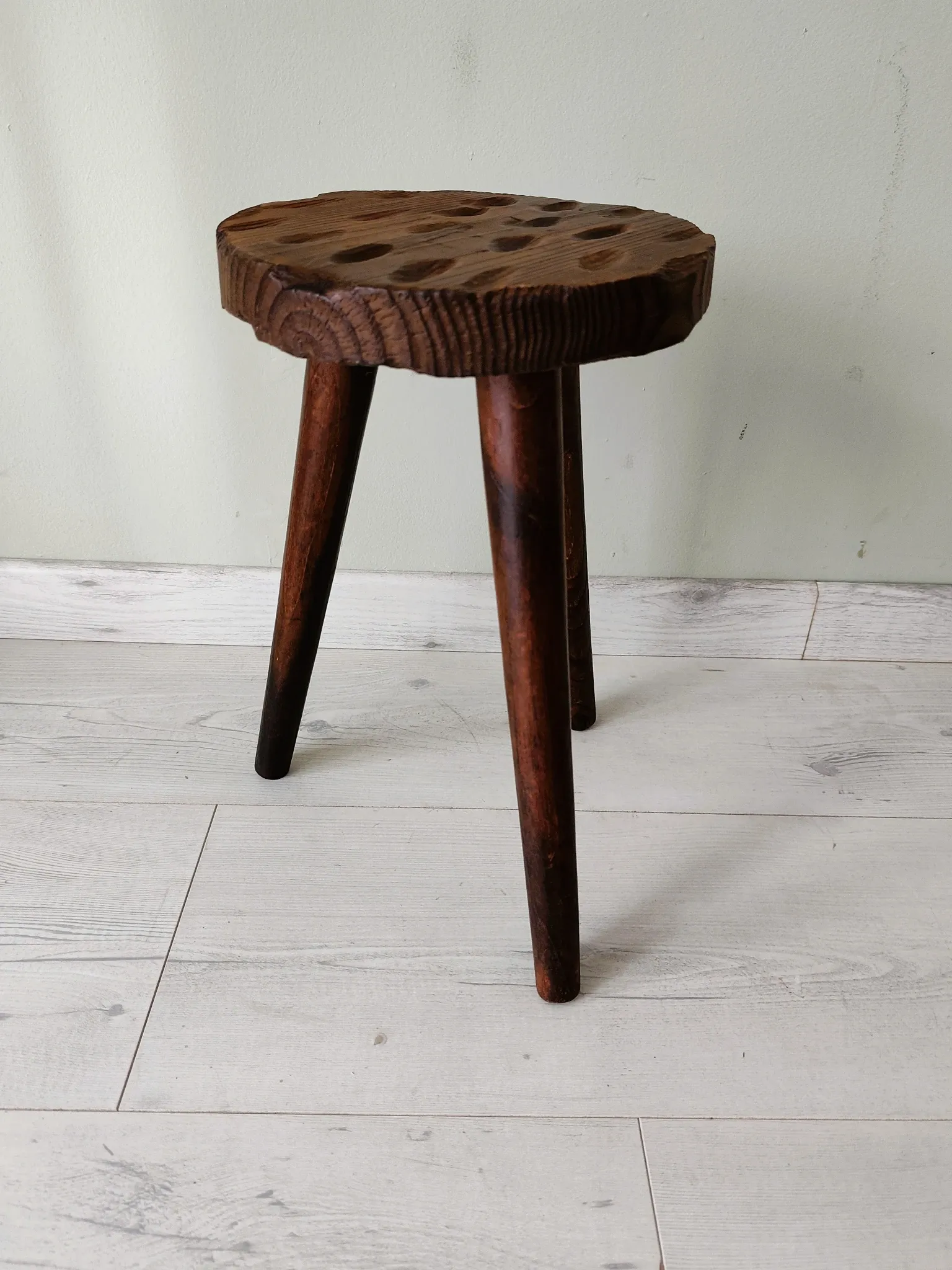 Tabouret tripode en bois patiné