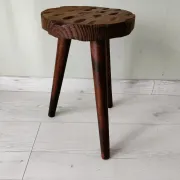 Tabouret tripode en bois patiné