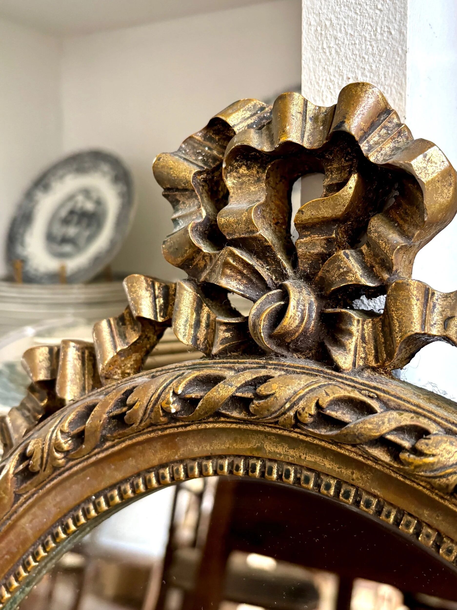 Miroir ovale classique doré à décor de noeud