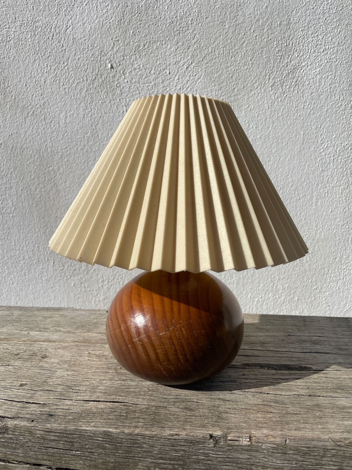 Pleated wooden ball lamp