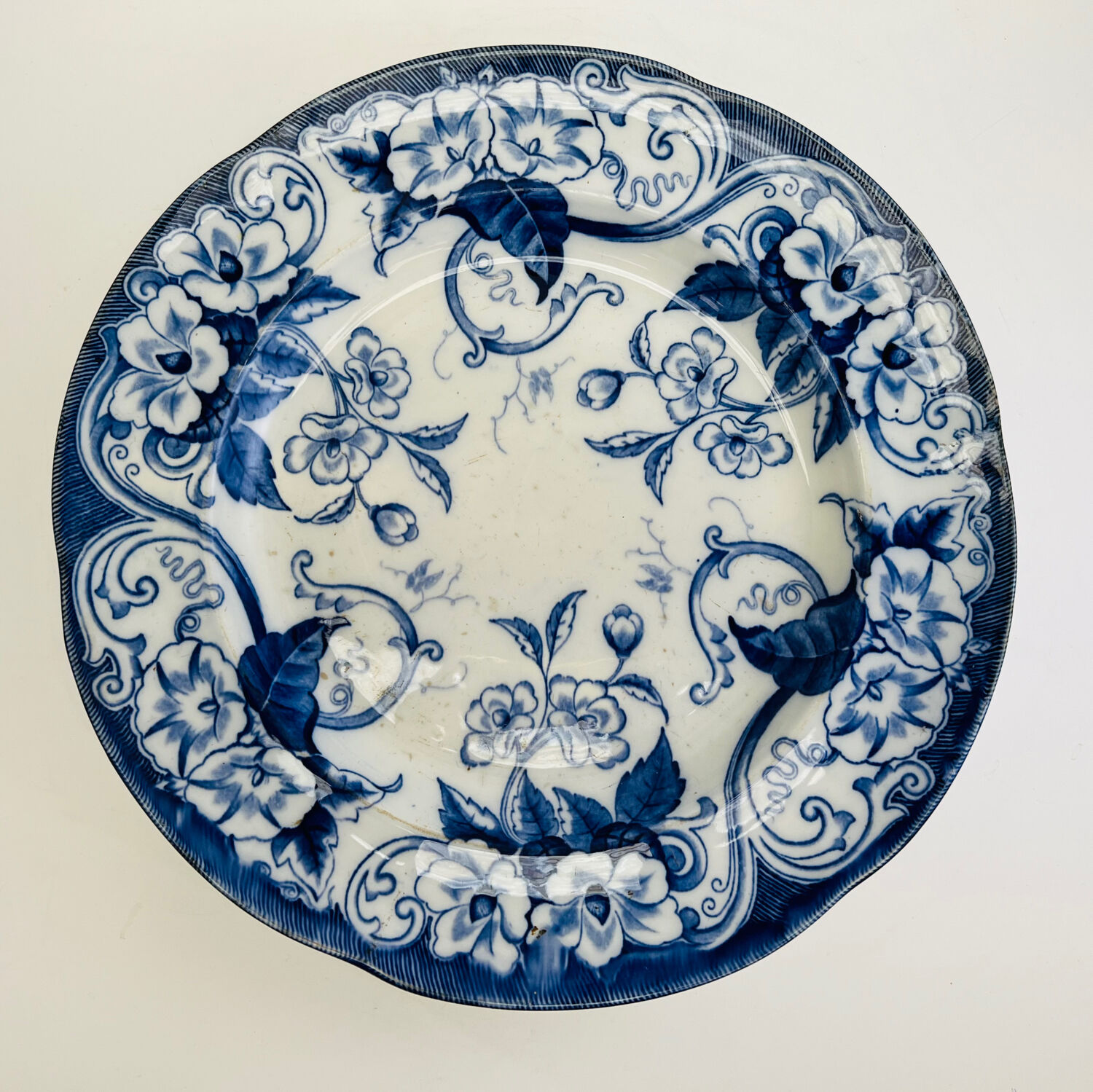 Round dish Creil Montereau white and blue bindweed