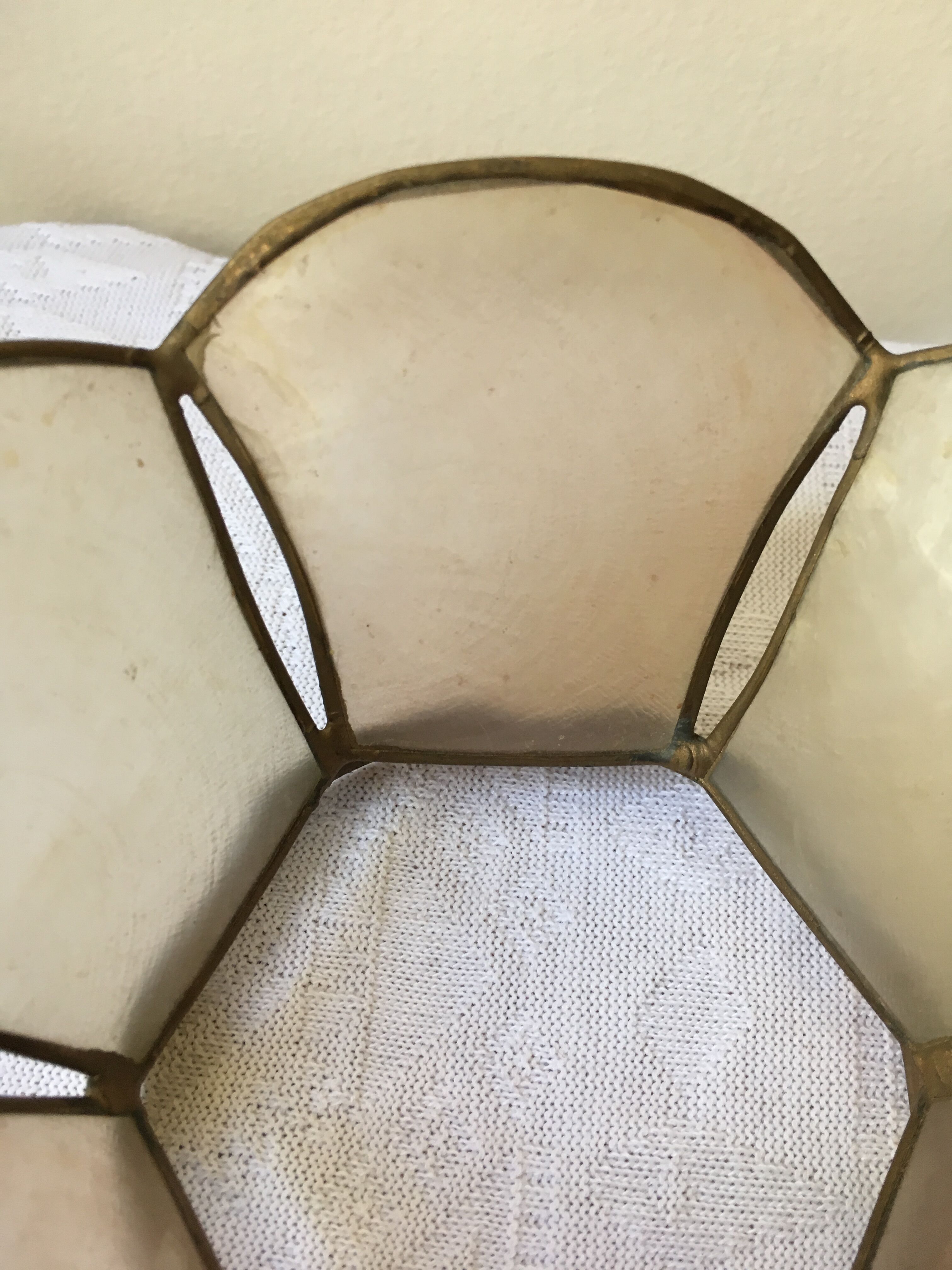 Mother-of-pearl and brass suspension with its collar