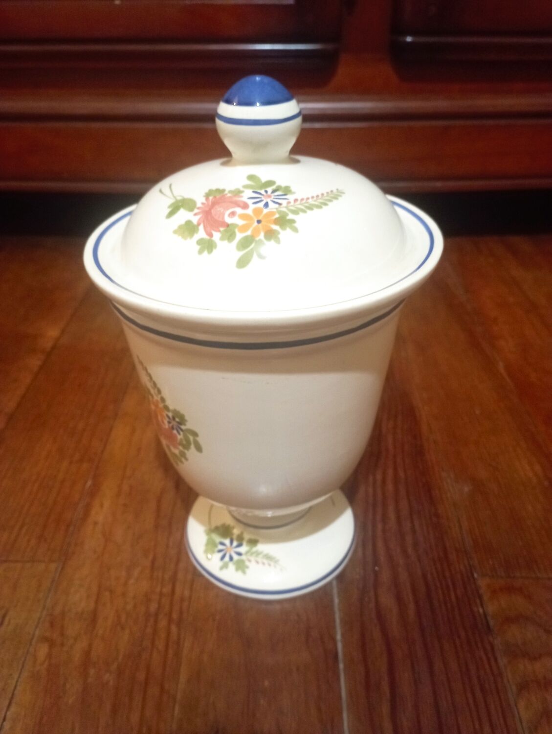 Anthemis nobilis apothecary pot st clement earthenware