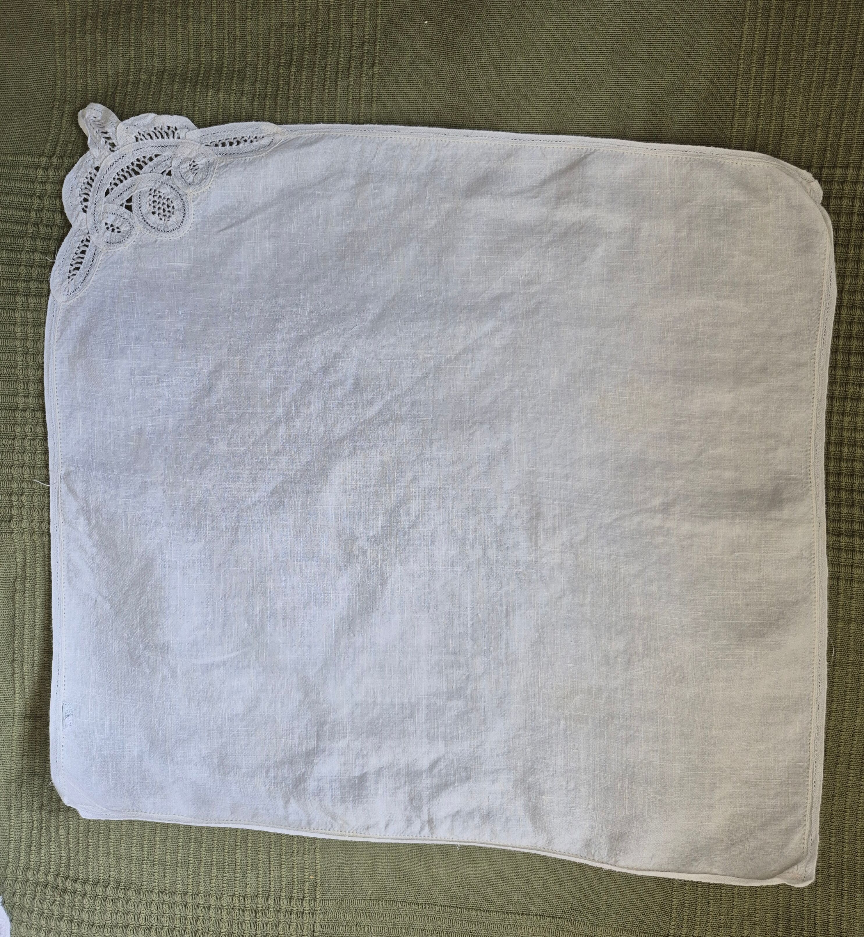 Nappe ronde brodée blanche rétro