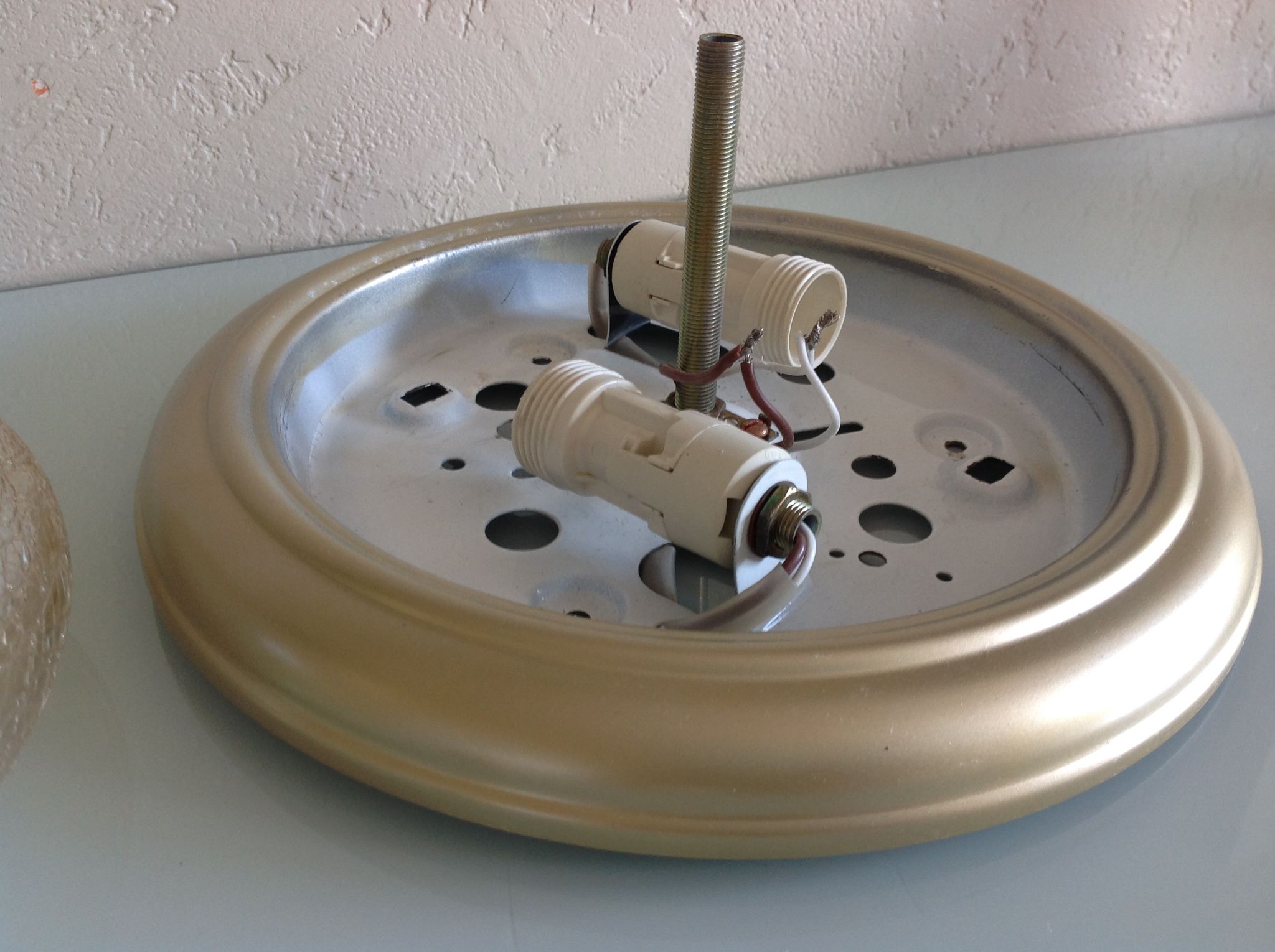 Round ceiling light in gold metal and amber cracked glass 70/80