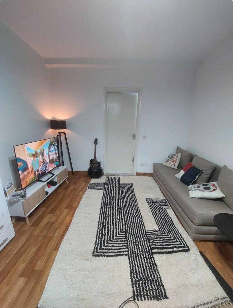 Off-white Moroccan rug with geometric patterns, 300cm x 150cm