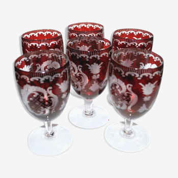 Série de 6 verres à vin en cristal rouge de Bohème gravé à la roue - 20e siècle