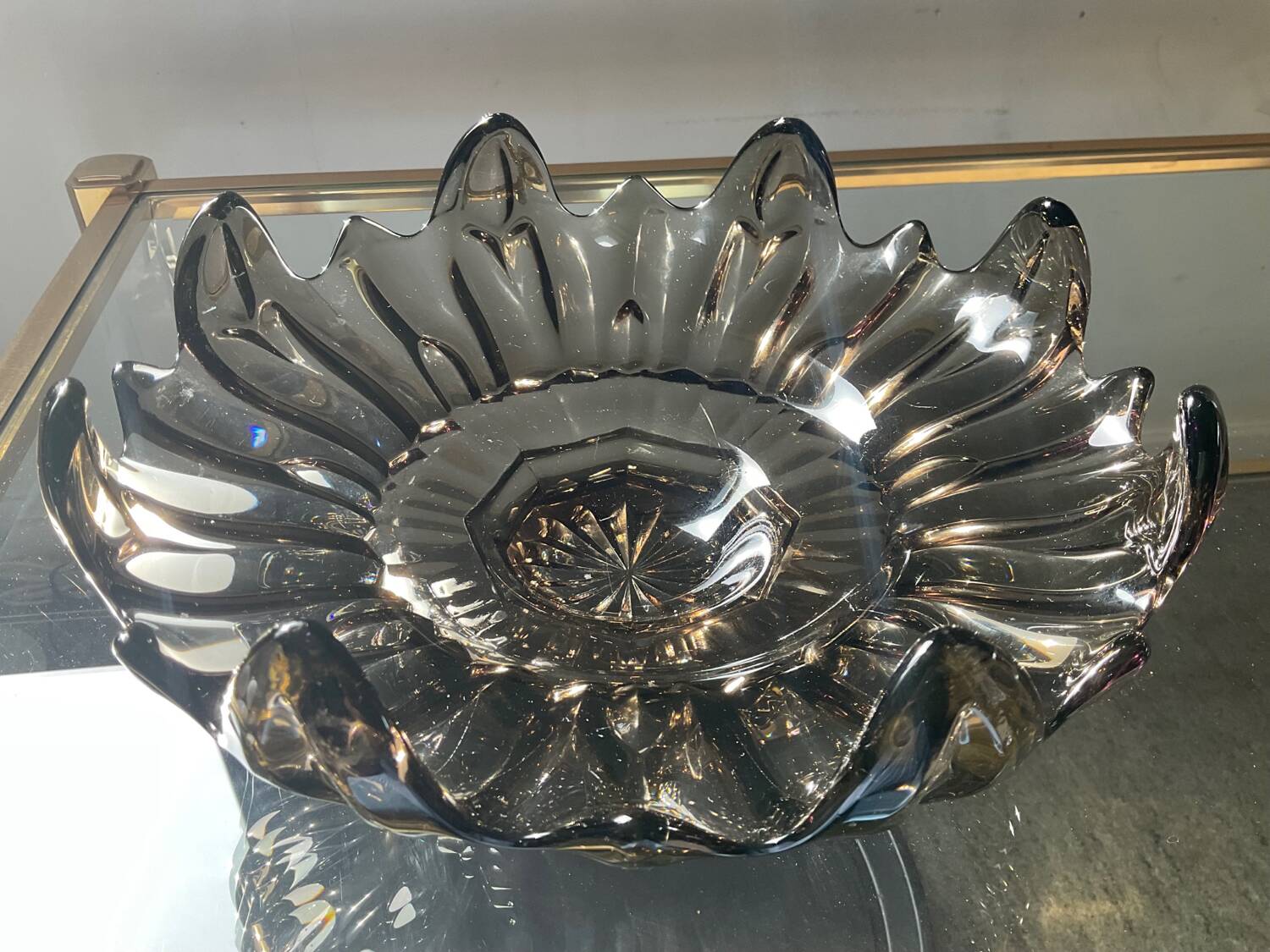 Vintage empty pocket cup in smoked glass paste