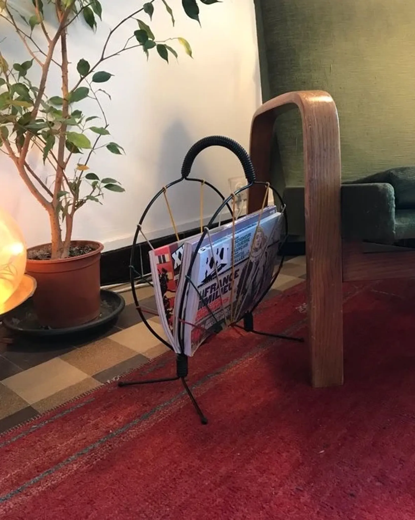 Vintage wire magazine rack from the 1950s.