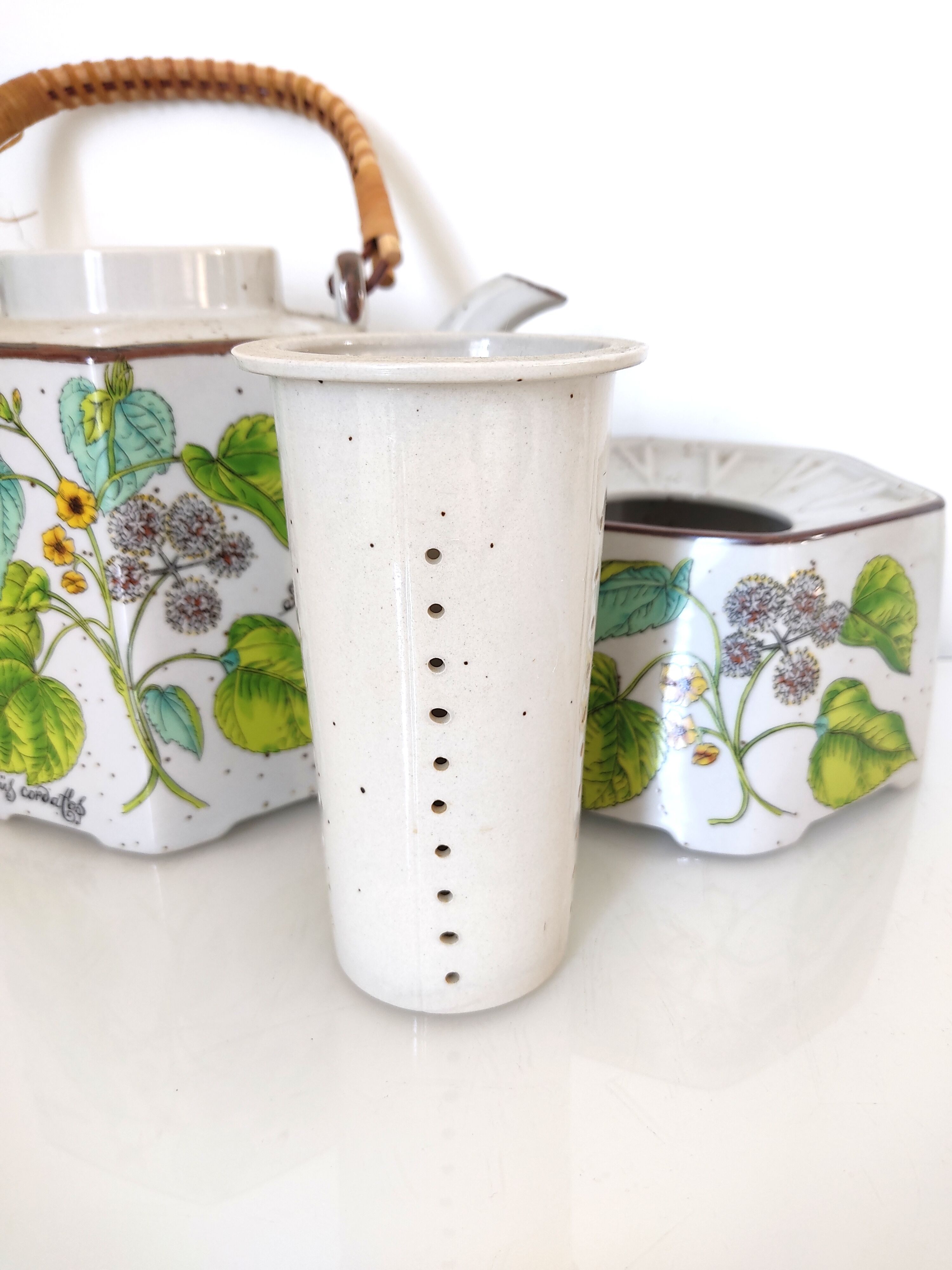 Teapot, stove and 6 cups