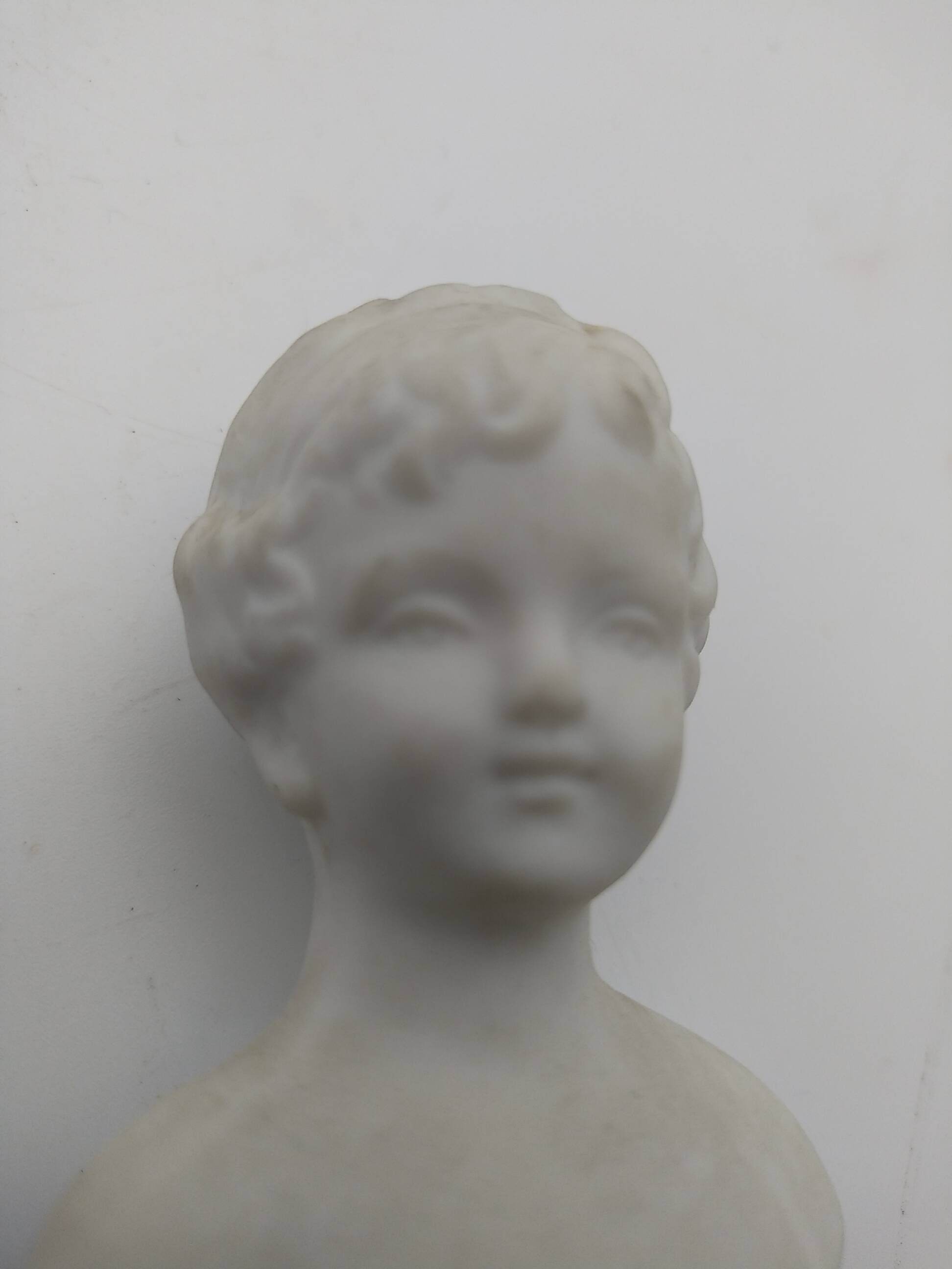 Bustes enfants en biscuit .Capodimonte. 9 cm .