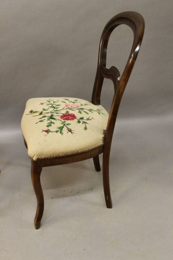Paire de chaises Louis Philippe tapisserie au petit point