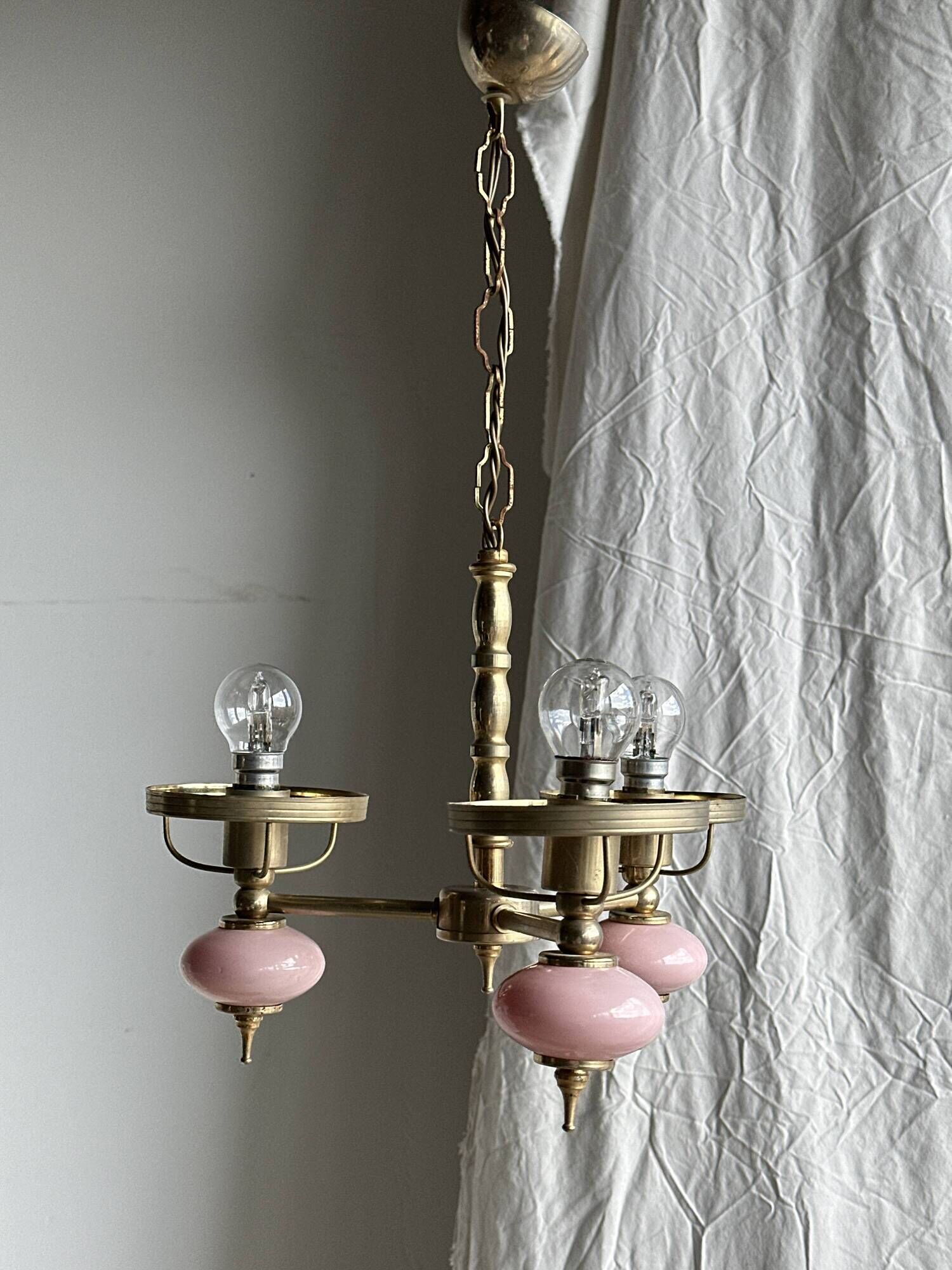Petit lustre rose et doré à 3 bras de lumières