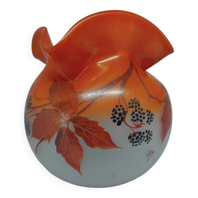 Grand vase Legras. Forme mouchoir. Modèle « Mures ». Début XX éme.