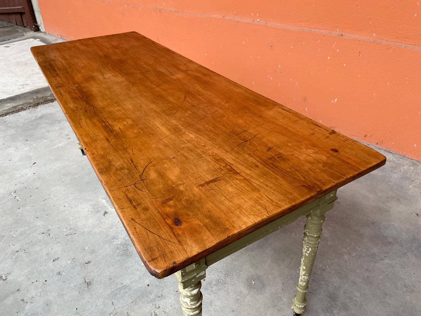 Grande table de café bistrot en bois patiné