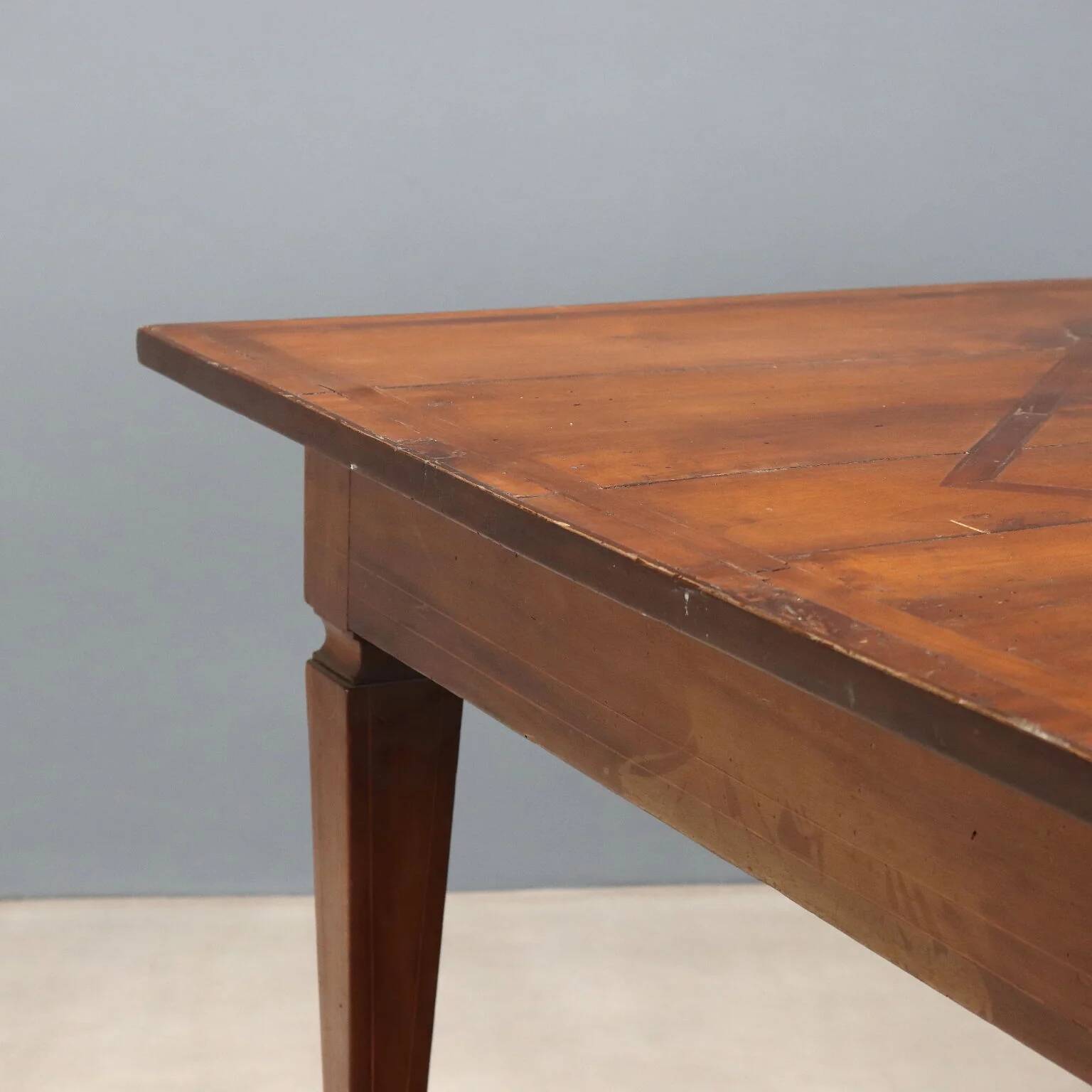 Antique Directoire table in walnut and cherry, Italy, 19th century.