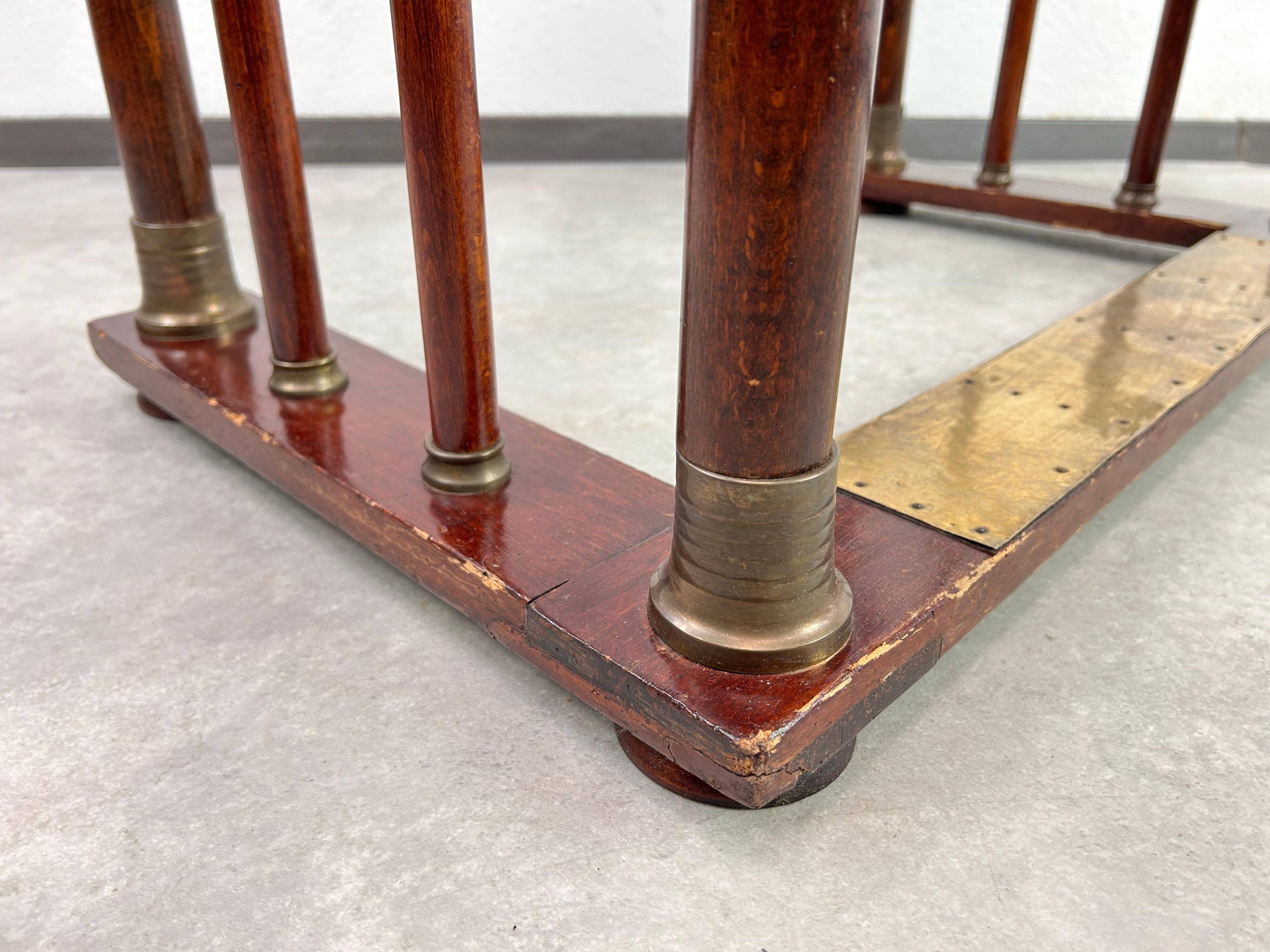Small writing table secession