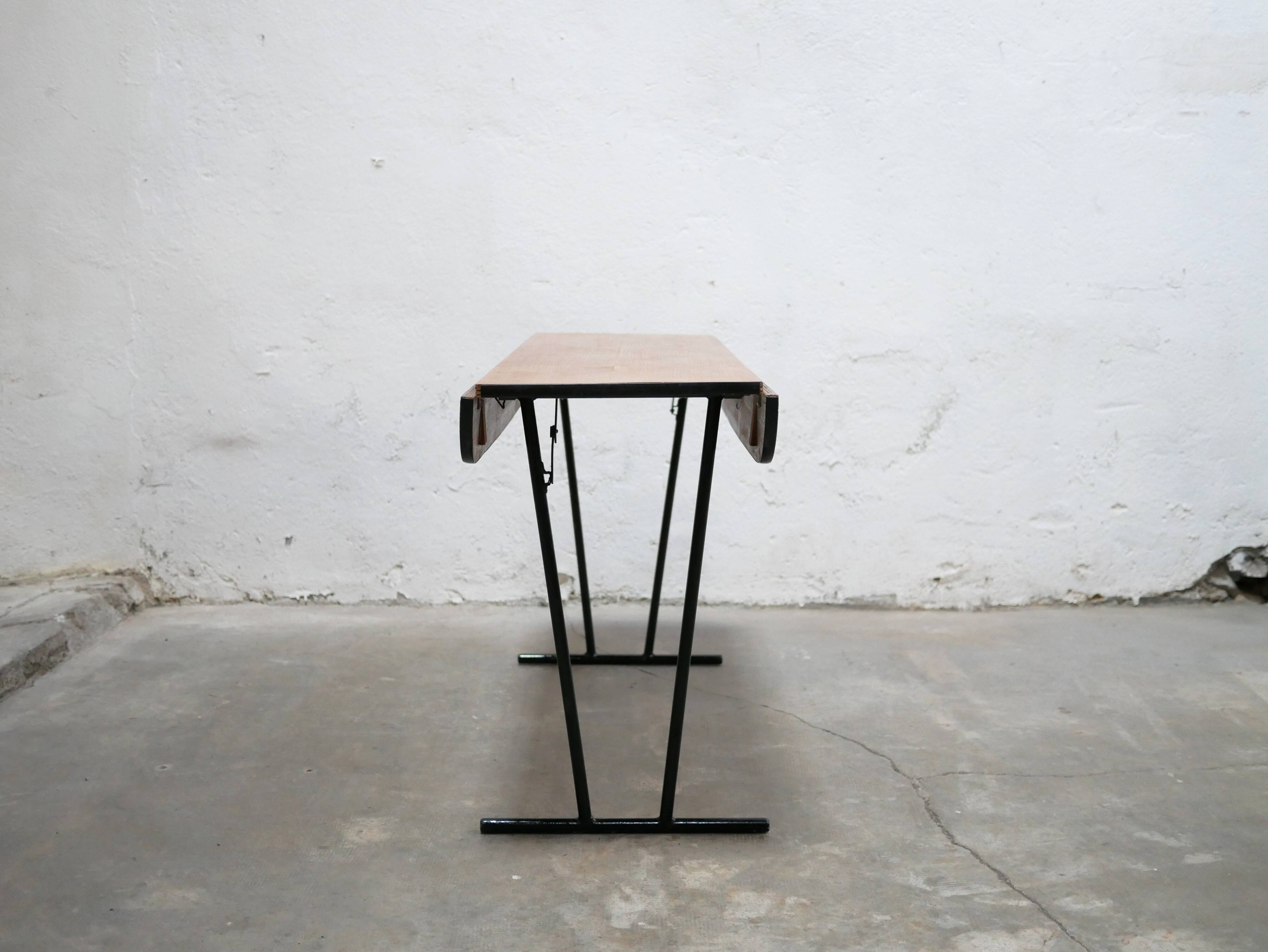 Table pliante vintage en bois et métal