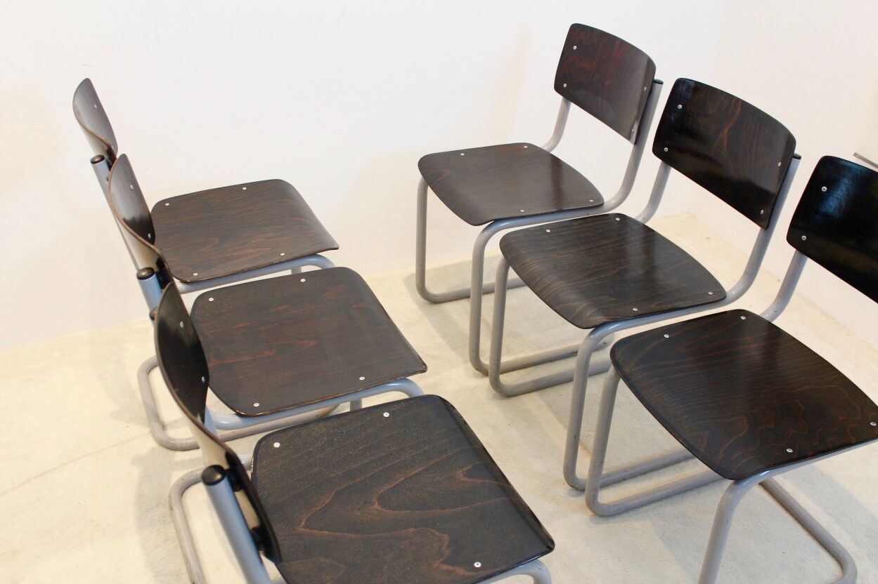 Ensemble de six chaises industrielles en contreplaqué Gispen dans un cadre gris et wengé.