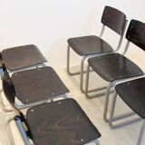 Ensemble de six chaises industrielles en contreplaqué Gispen dans un cadre gris et wengé.