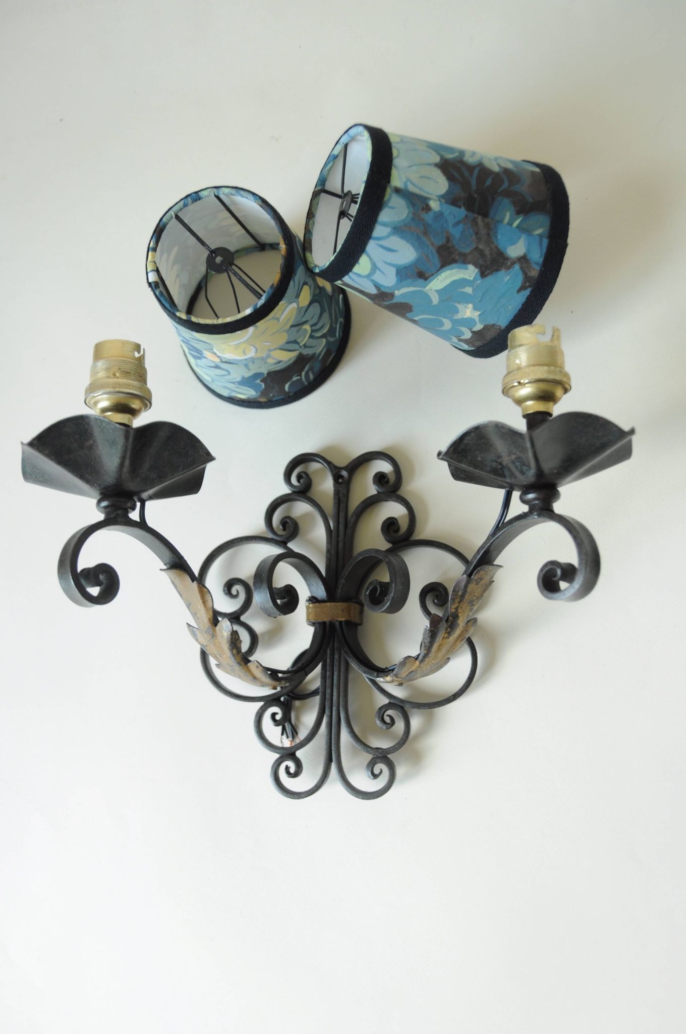 Antique black and gold metal wall lamp - 18th century style foliage lampshade