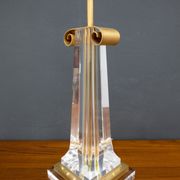 Lampe de table en laiton plaqué or Les Arcades Lucite
