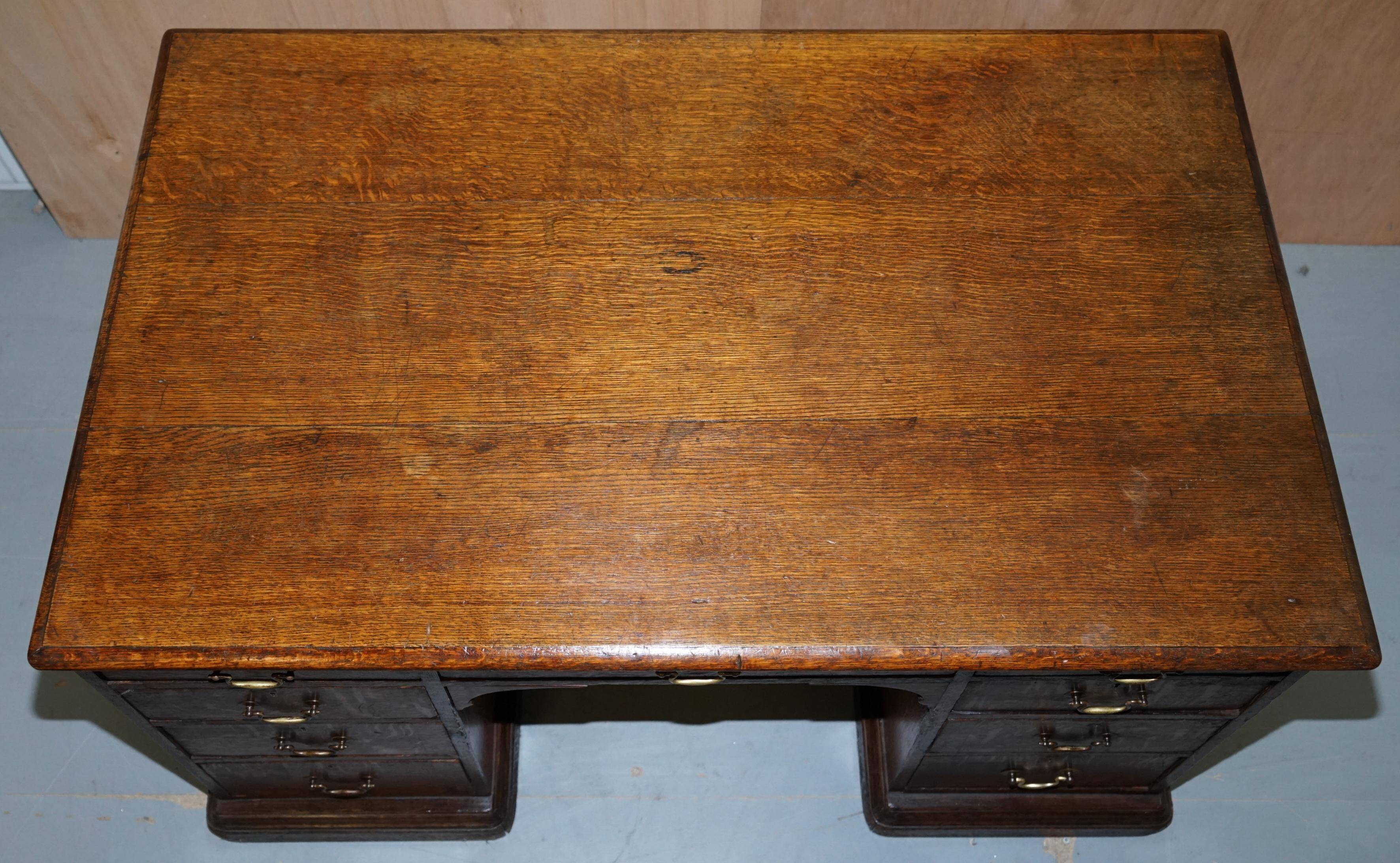 Bureau partenaire double face à deux caissons Gillows Lancaster chêne moucheté