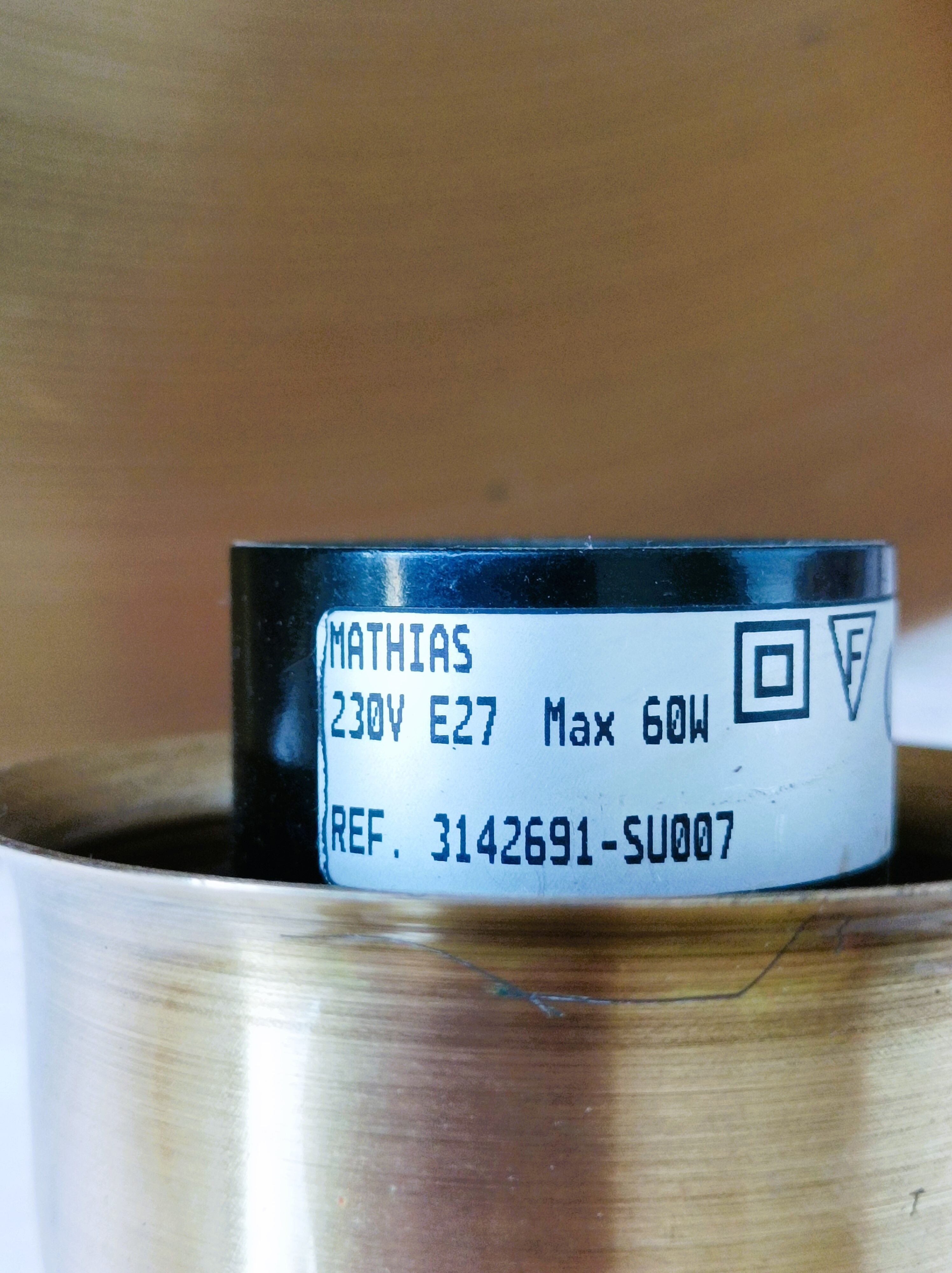 Chain suspension in storm lamp