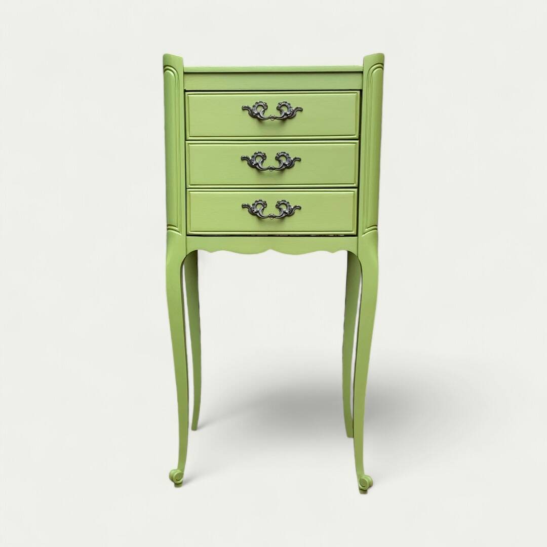 Paire de chevets kaki de style Louis XV