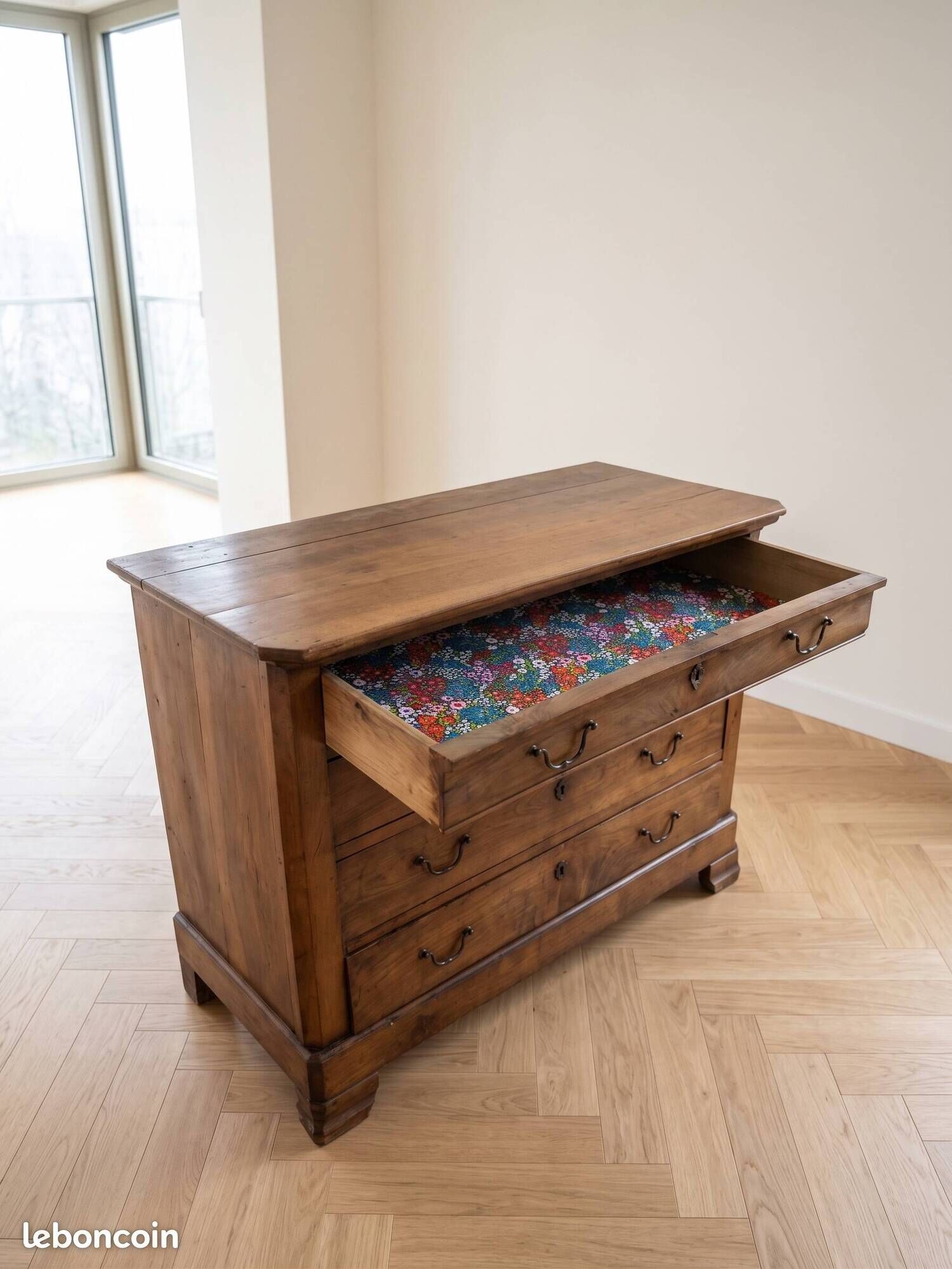 Antique chest of drawers with 4 solid wood drawers from the late 19th century.