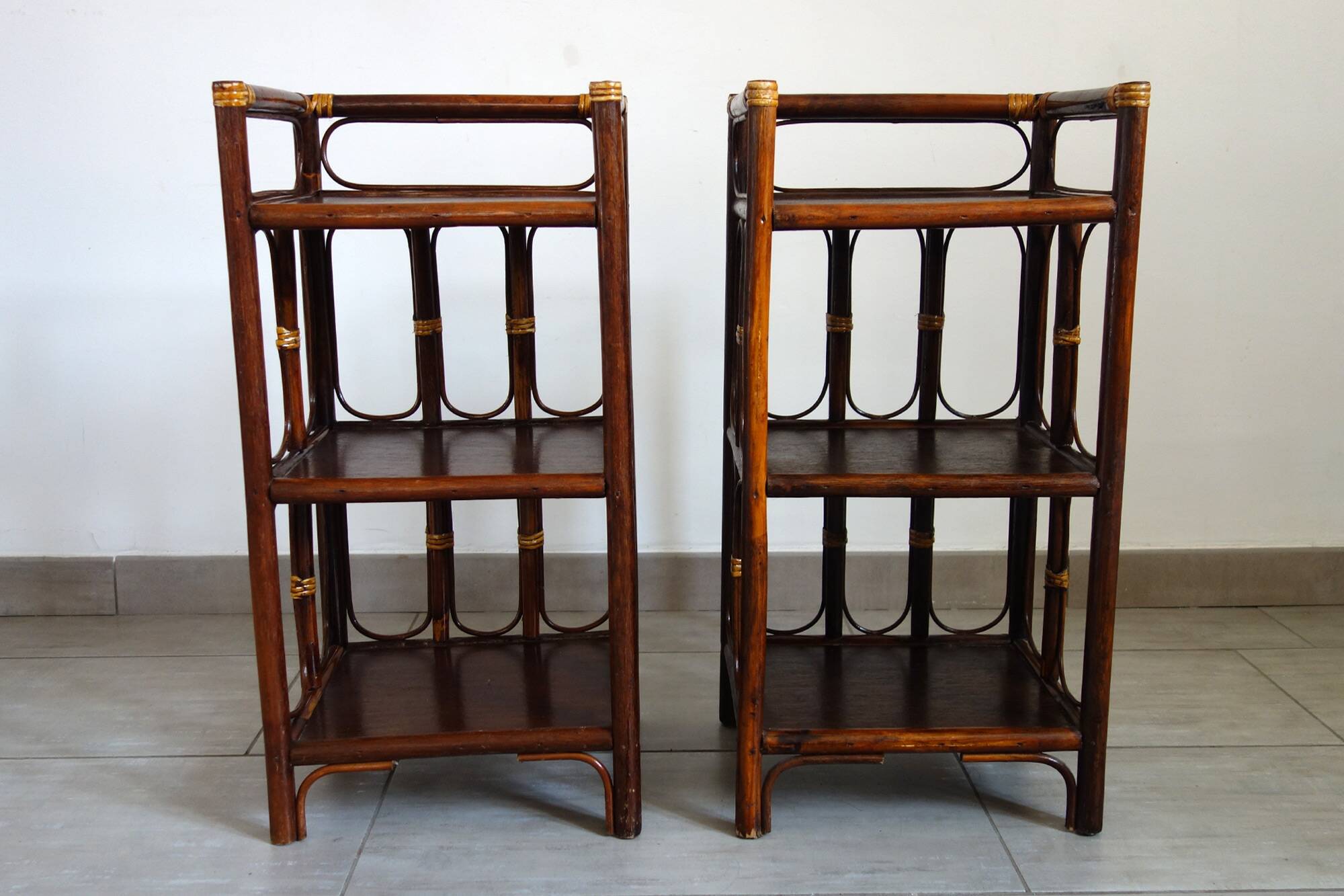 Lot 2 tables d’appoint / de chevet en rotin année 60
