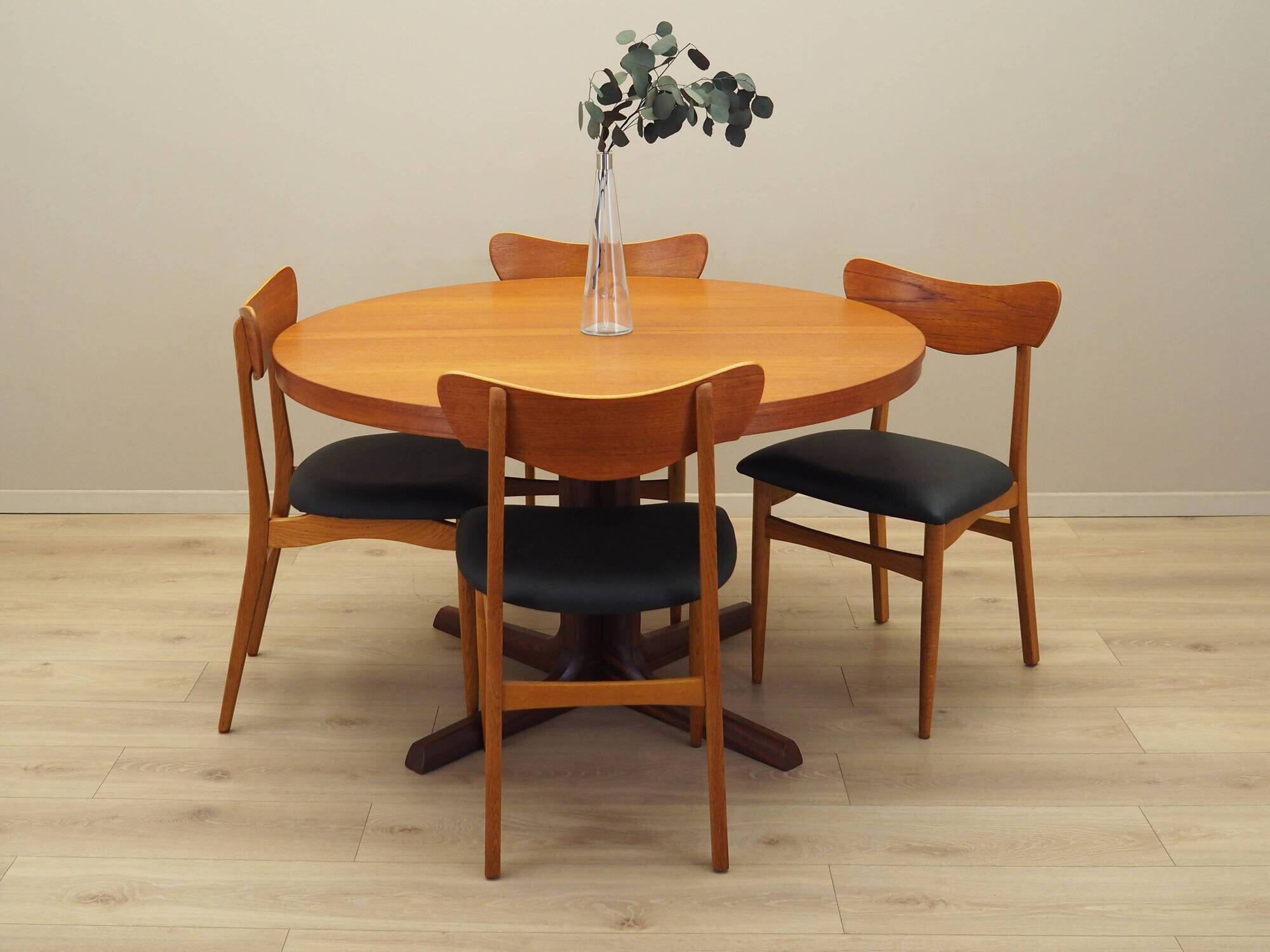 Round teak table, Danish design, 1970s, production: Denmark