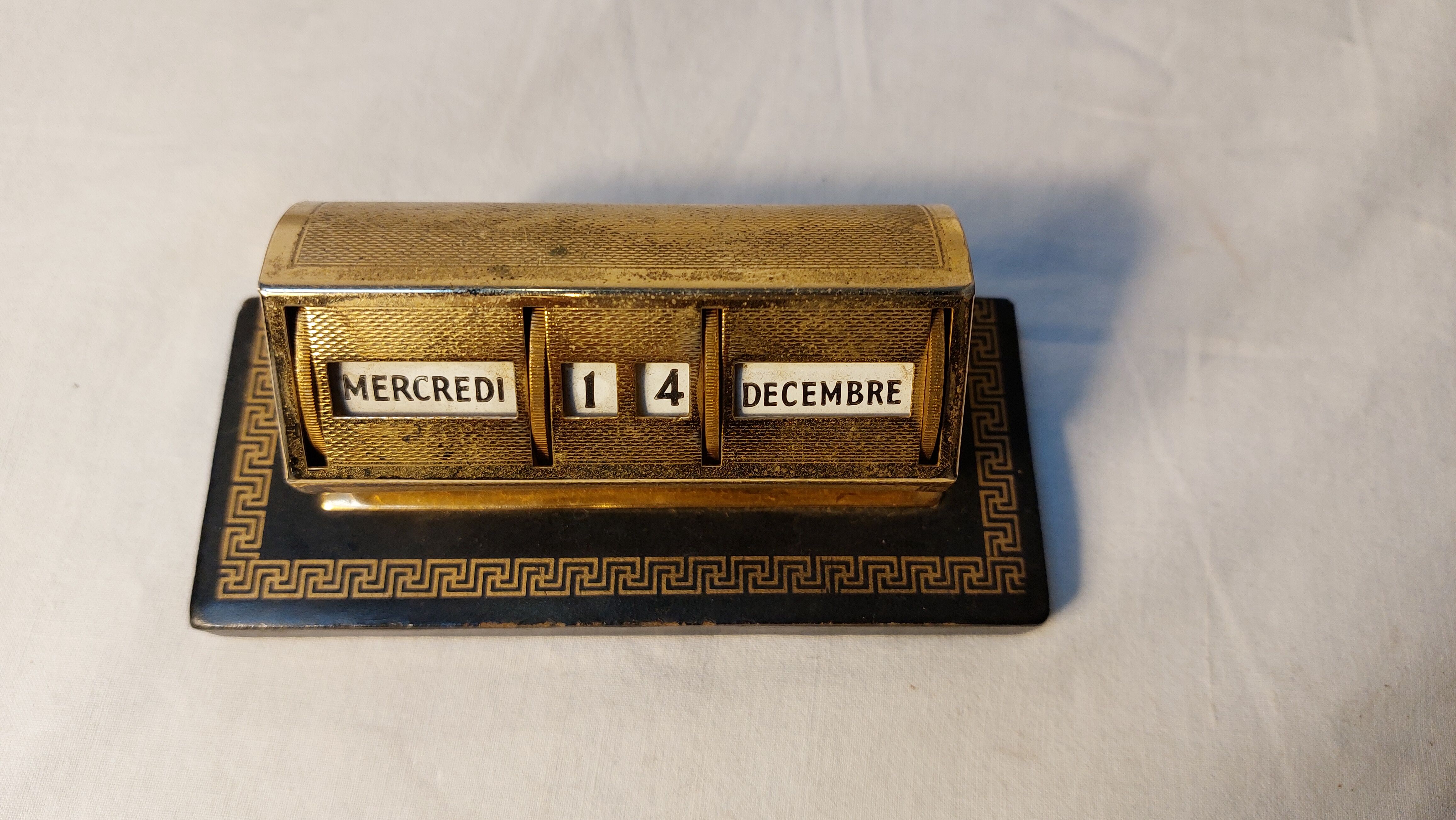 Art deco perpetual calendar