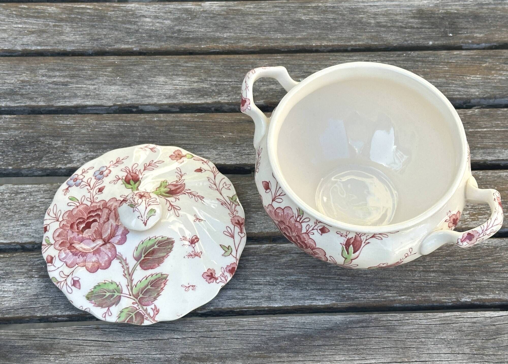 Vintage sugar bowl in English earthenware, Johnson Brothers Rose Chintz pattern.