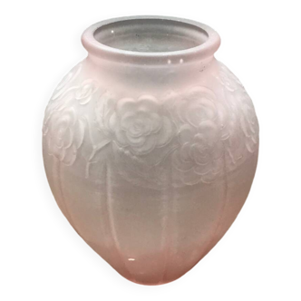 Grand vase en verre moulé rose, art déco