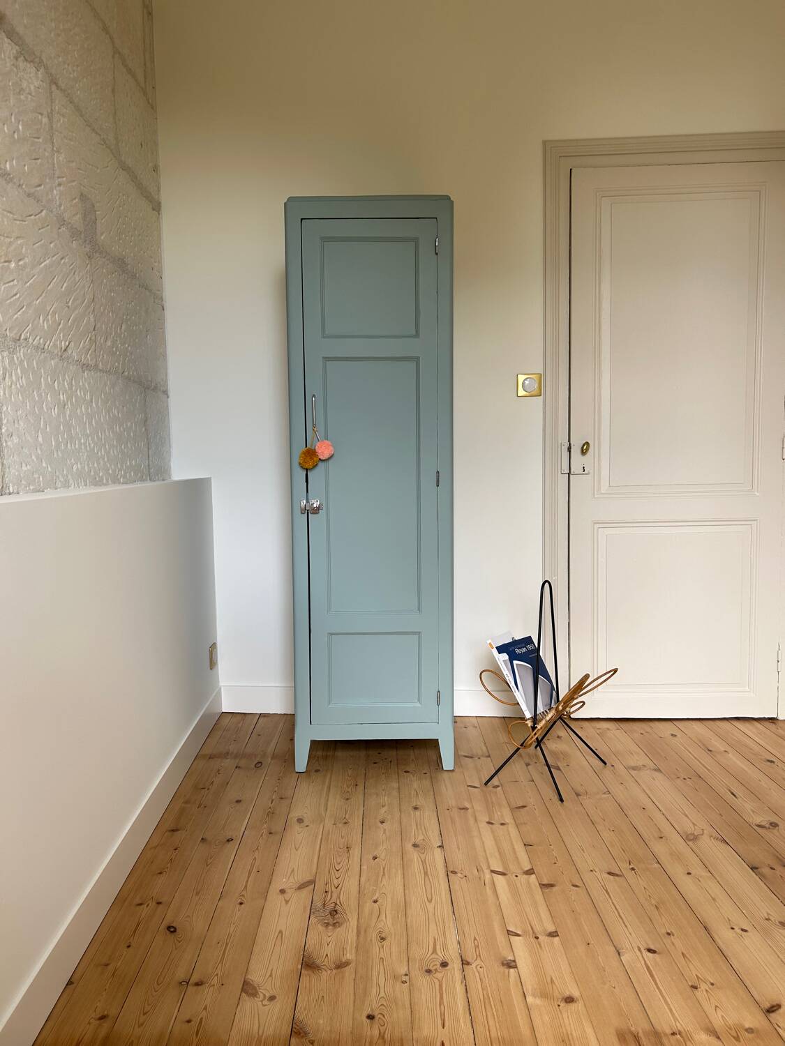 1-door wardrobe / locker room revisited in Almond (Resource)
