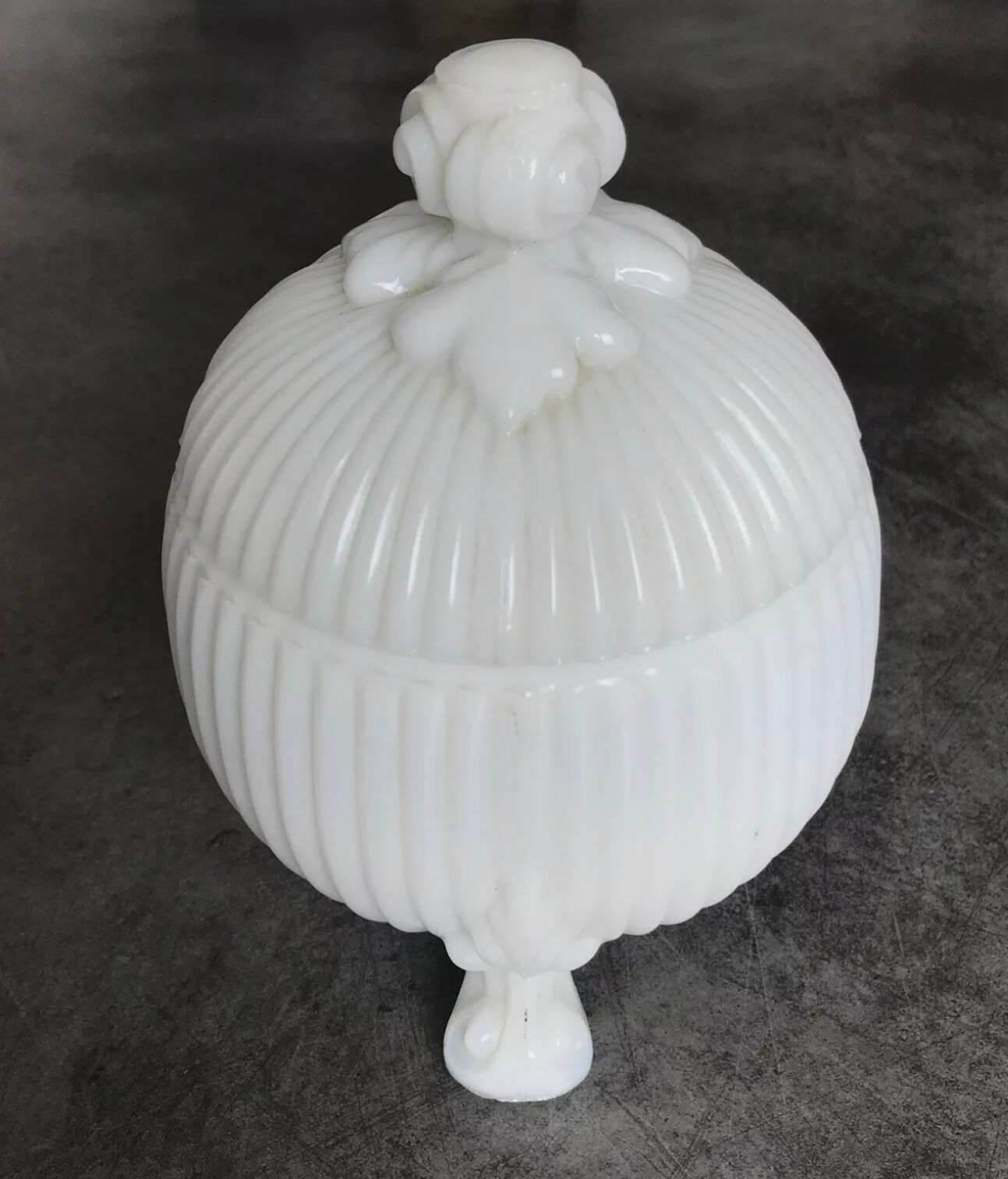 Bonbonnière in white opaline glass round tripodium shape