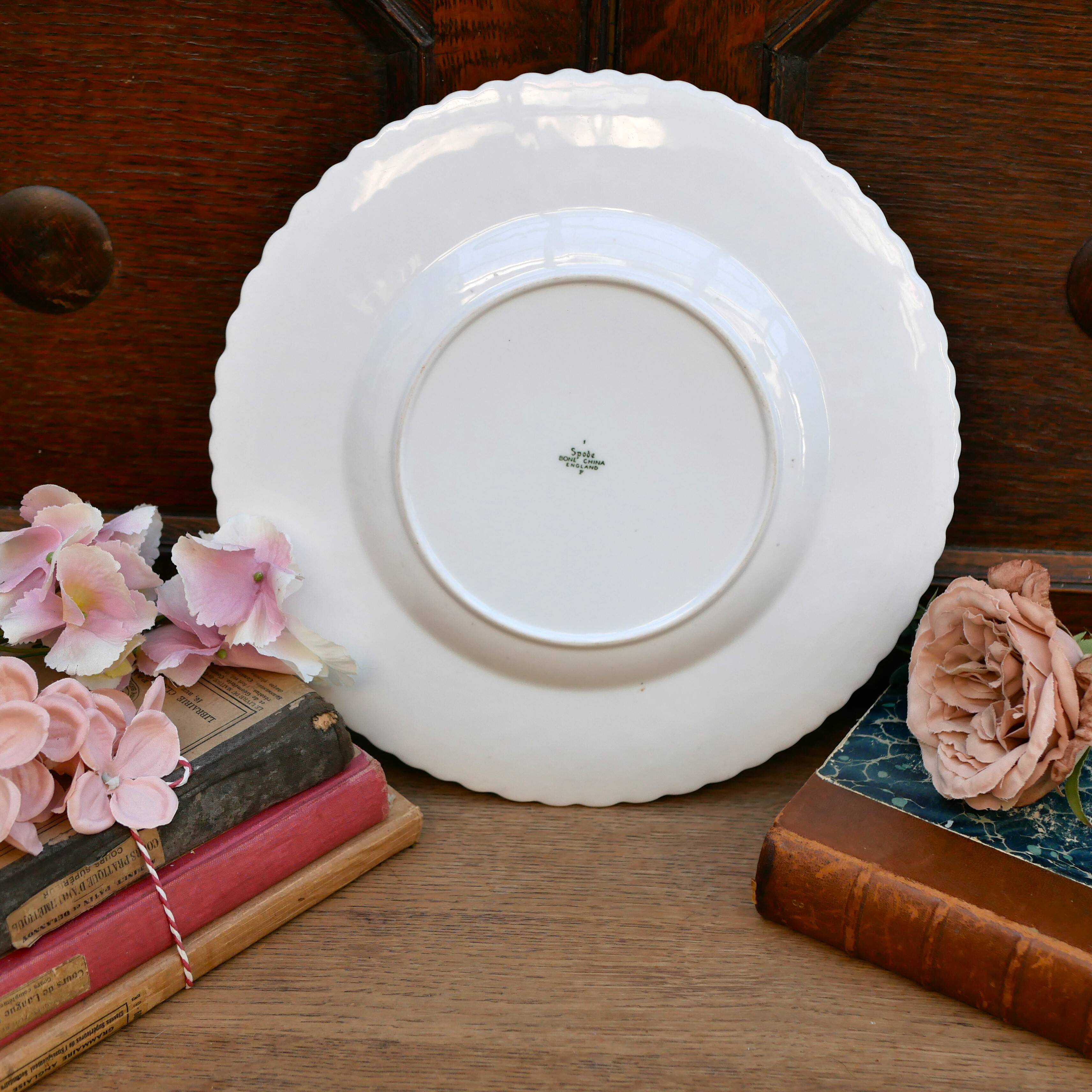 Spode Savoy dinner plate with embossed cabbage leaf pattern