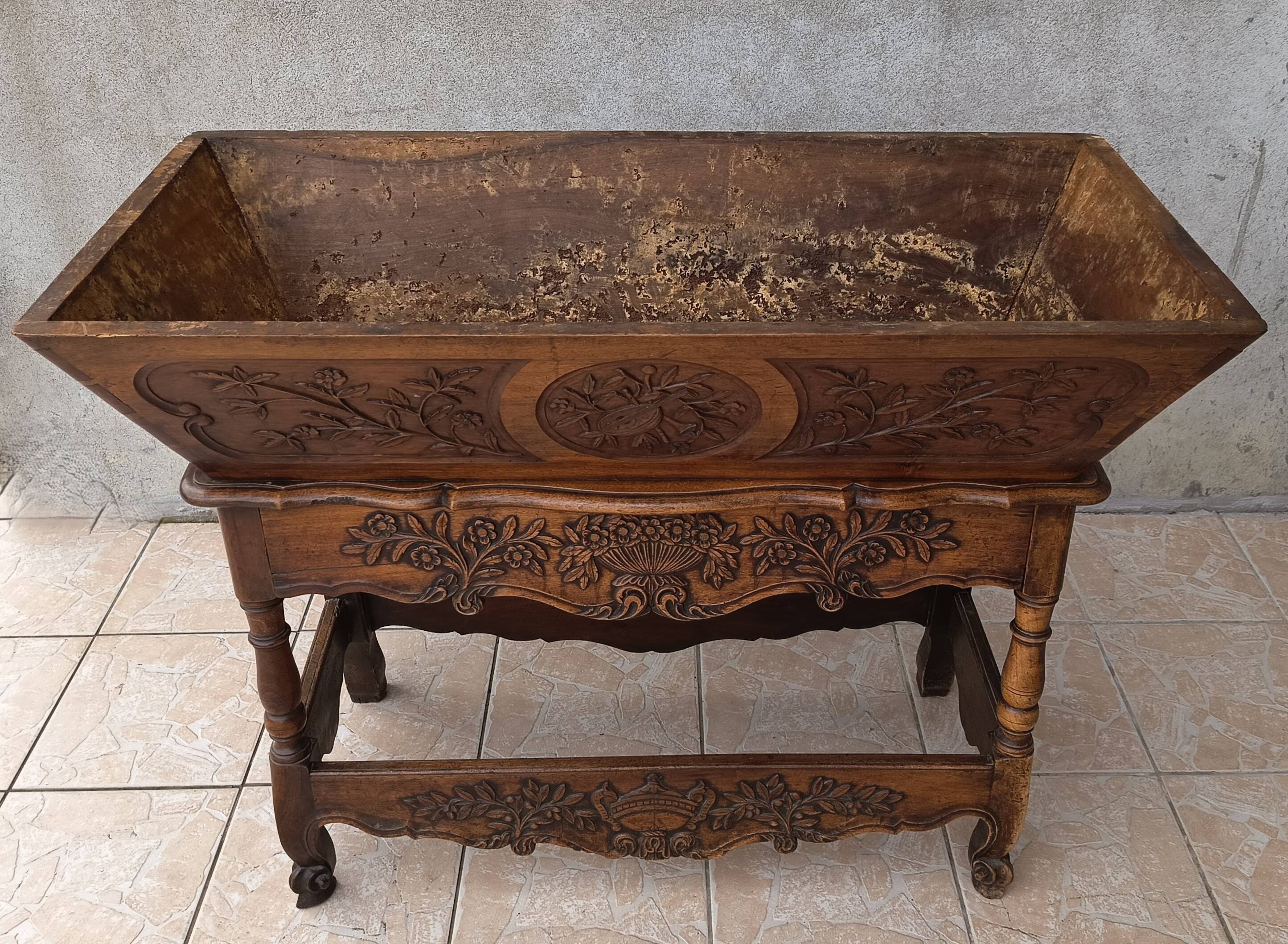 Provençal kneading trough in walnut from the 18th century.