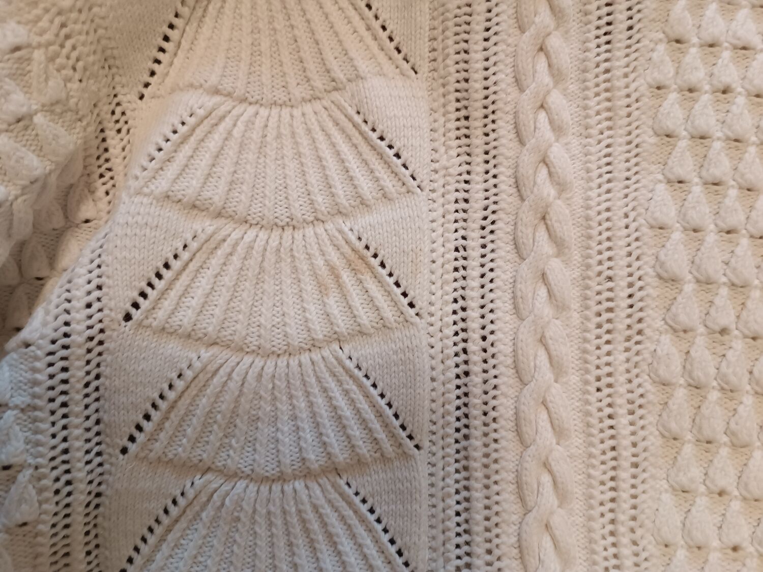 White cotton hand-knitted blanket
