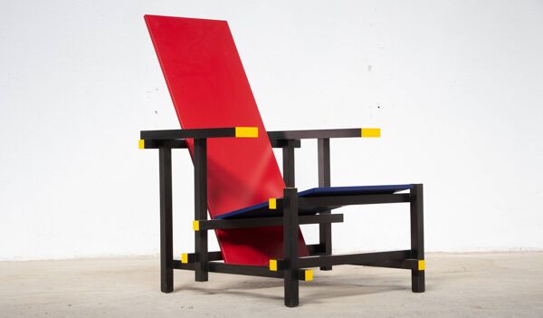 Red and blue chair Gerrit Rietveld par Cassina