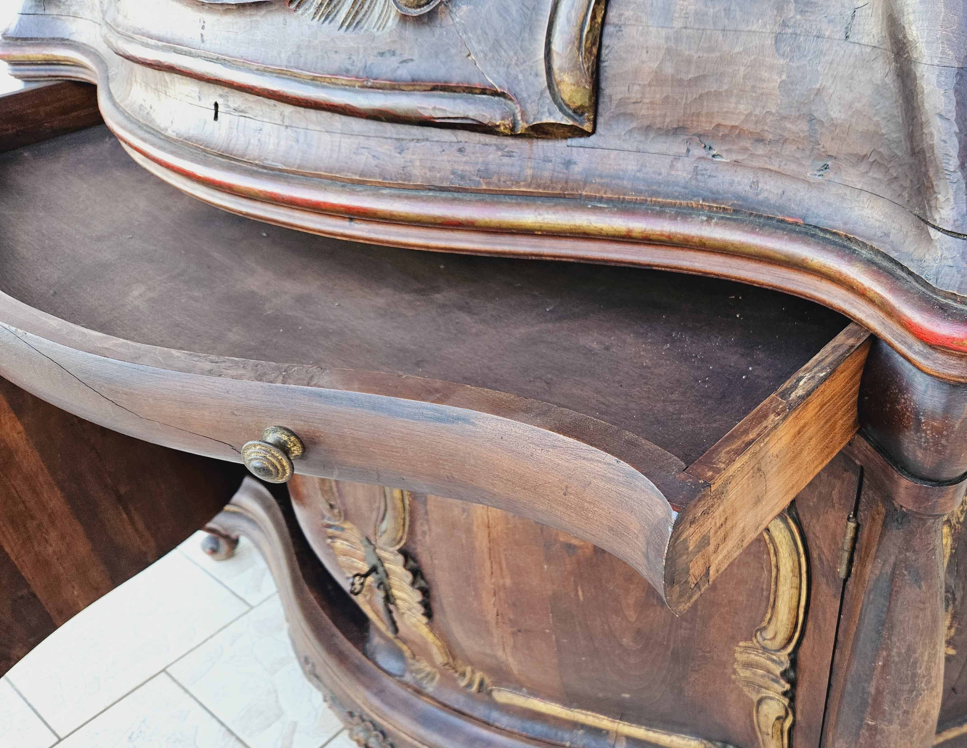 Rounded buffet in venetian baroque style