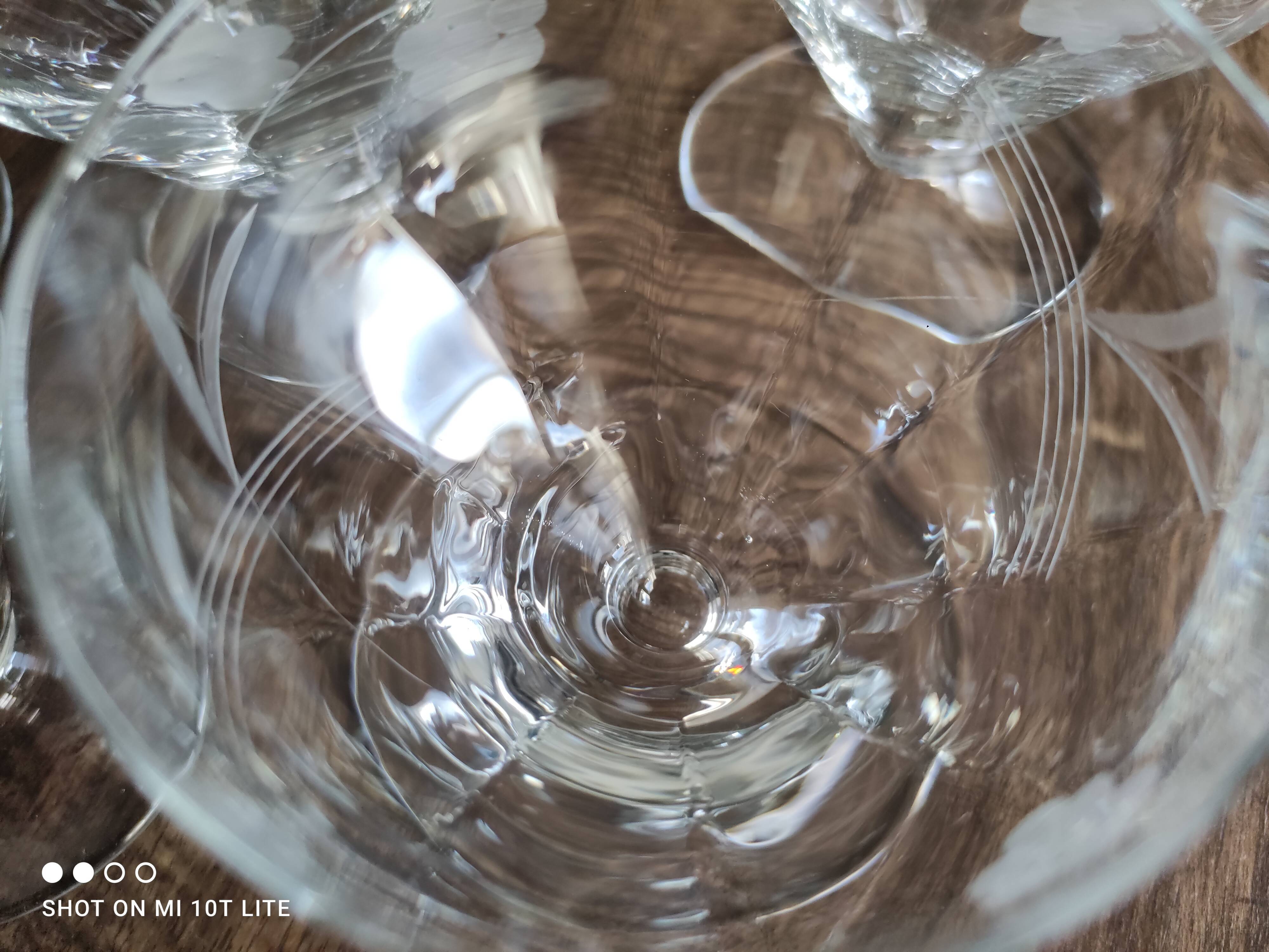 Lot de 11 coupes à champagne en verre ancien ciselé décor floral sur pied bas