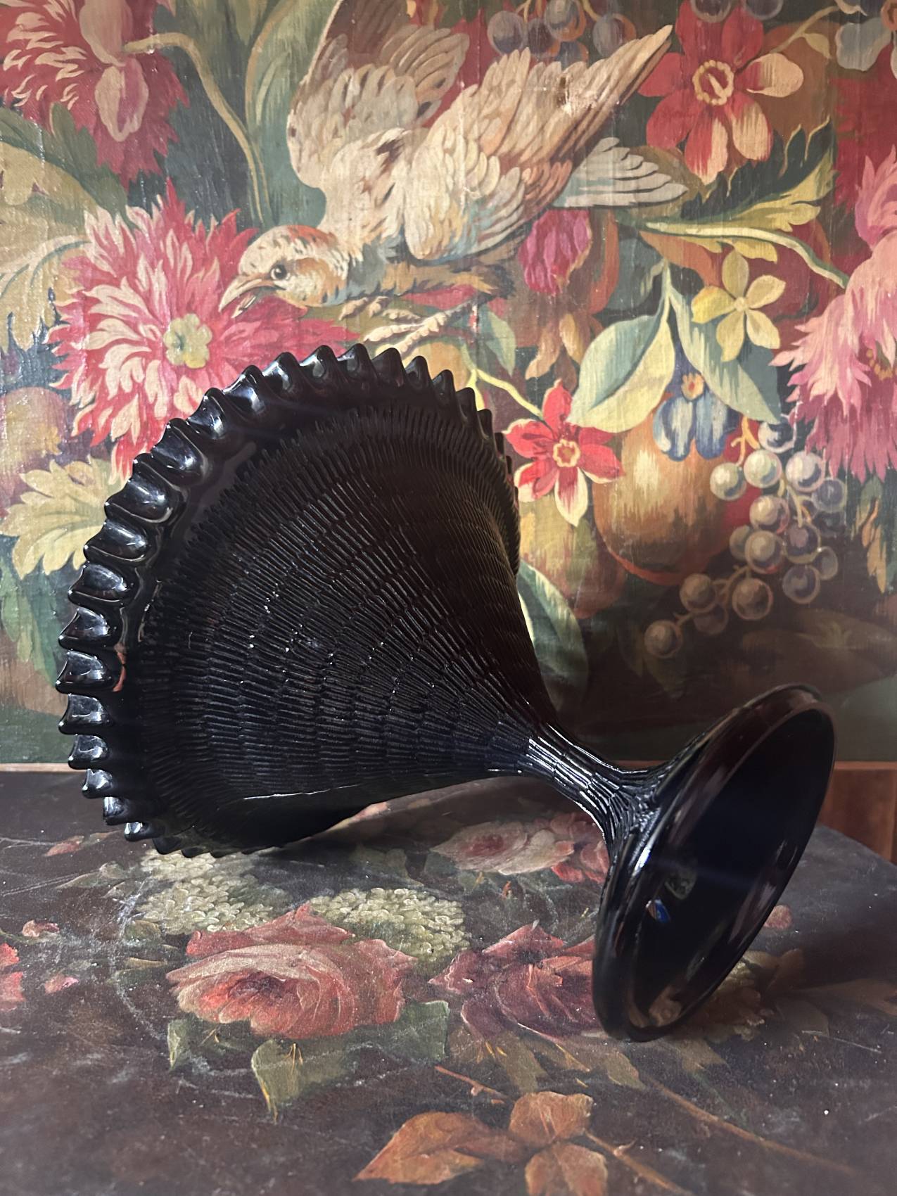 Grande coupe sur pied en opaline noire Art déco des années 1930 une rareté atypique